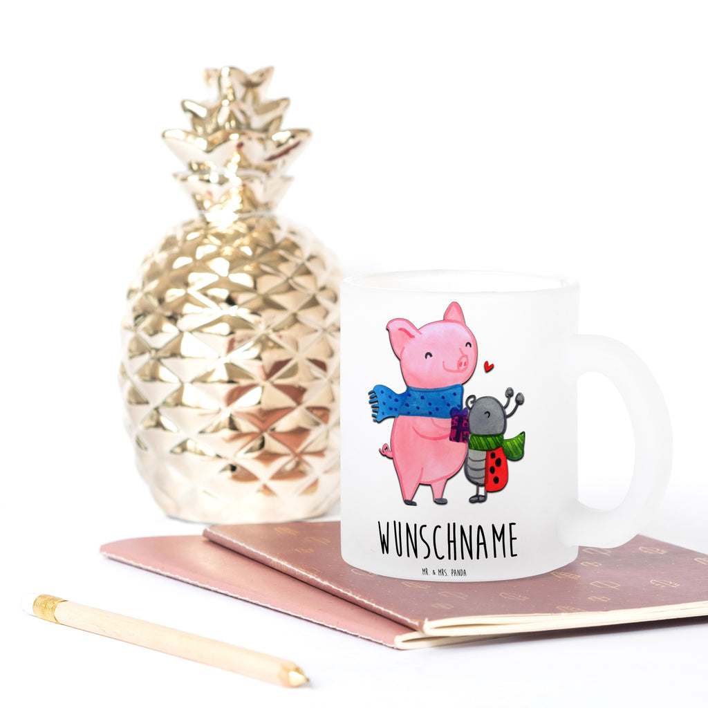 Personalisierte Teetasse Glühschwein Smörle Personalisierte Teetasse, Personalisiertes Teeglas, Personalisierter Teebecher, Personalisierte Glas Teetasse, Personalisierte Teetasse aus Glas, Teetasse mit Namen, Teeglas mit Namen, Teebecher mit Namen, Glas Teetasse mit Namen, Teetasse aus Glas mit Namen, Teetasse Wunschname, Teetasse selbst gestalten., Winter, Weihnachten, Weihnachtsdeko, Nikolaus, Advent, Heiligabend, Wintermotiv, Handgezeichnetes Glühschwein, Kreatives Glühschwein Design, Winterlicher Glühwein Spruch, Glühwein Liebhaber Geschenk, Herzliches Marienkäfer Motiv, Marienkäfer in Winterkleidung, Glühwein ist köstlich Spruch, Smörle der stolze Marienkäfer, Süßer Marienkäfer gibt Geschenk, Romantische Geschenkidee Glühwein