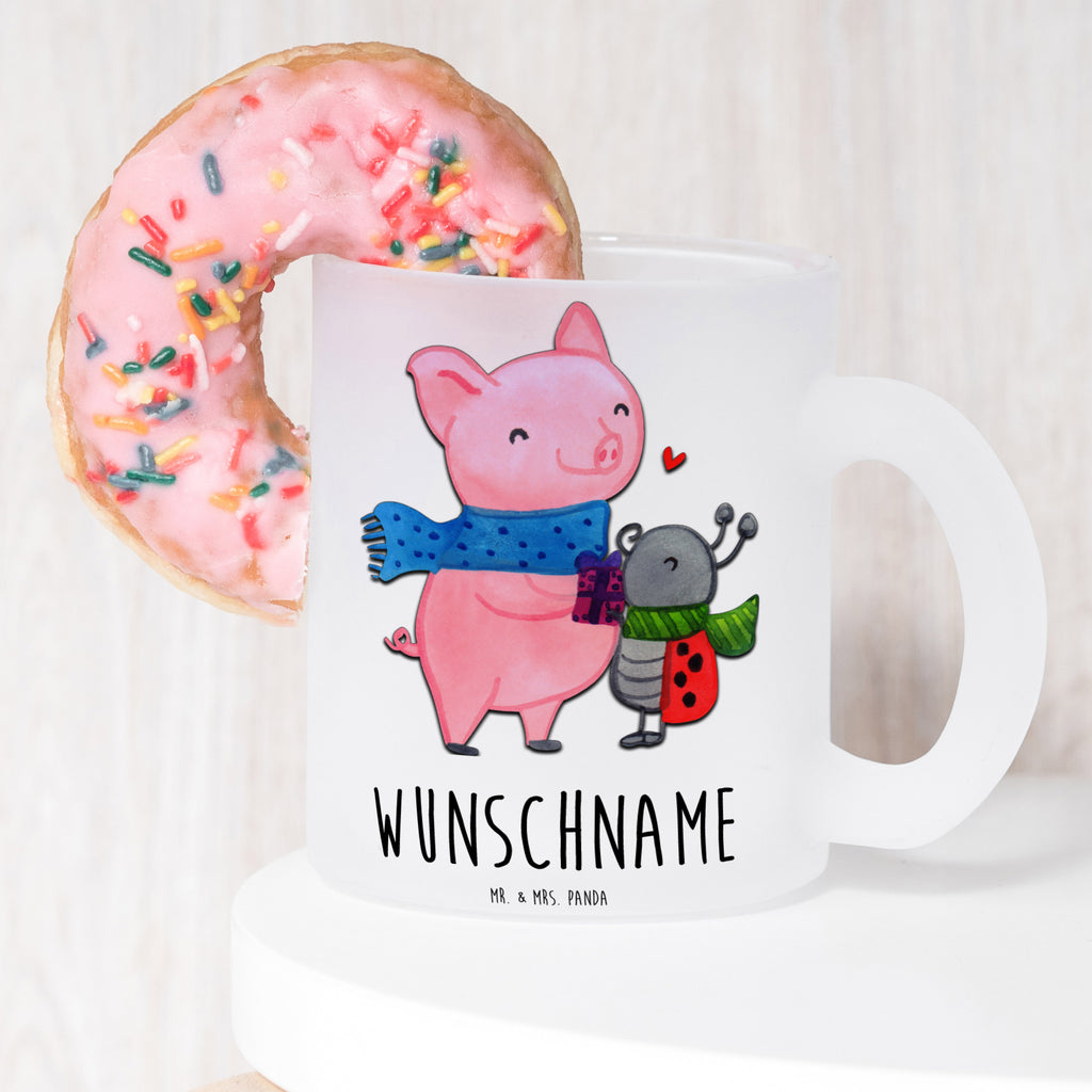 Personalisierte Teetasse Glühschwein Smörle Personalisierte Teetasse, Personalisiertes Teeglas, Personalisierter Teebecher, Personalisierte Glas Teetasse, Personalisierte Teetasse aus Glas, Teetasse mit Namen, Teeglas mit Namen, Teebecher mit Namen, Glas Teetasse mit Namen, Teetasse aus Glas mit Namen, Teetasse Wunschname, Teetasse selbst gestalten., Winter, Weihnachten, Weihnachtsdeko, Nikolaus, Advent, Heiligabend, Wintermotiv, Handgezeichnetes Glühschwein, Kreatives Glühschwein Design, Winterlicher Glühwein Spruch, Glühwein Liebhaber Geschenk, Herzliches Marienkäfer Motiv, Marienkäfer in Winterkleidung, Glühwein ist köstlich Spruch, Smörle der stolze Marienkäfer, Süßer Marienkäfer gibt Geschenk, Romantische Geschenkidee Glühwein