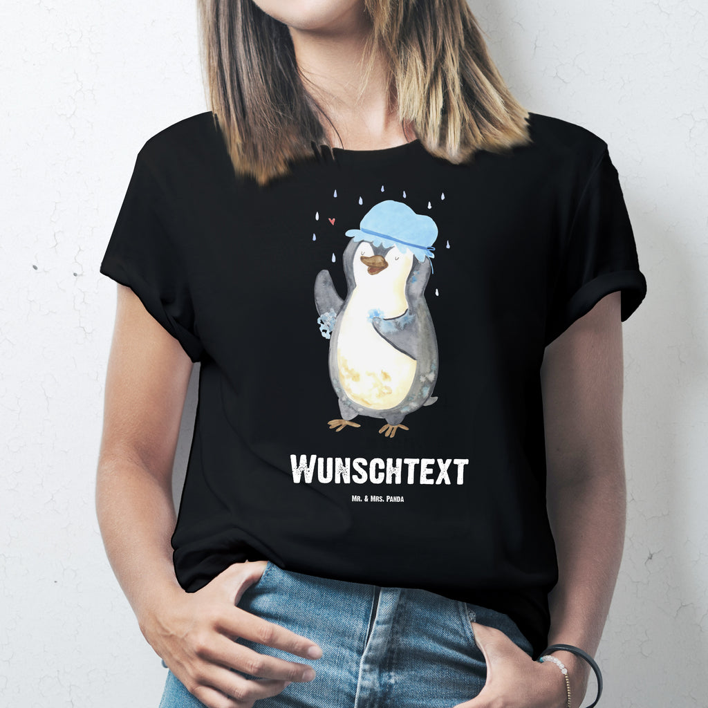 Personalisiertes T-Shirt Pinguin duscht T-Shirt Personalisiert, T-Shirt mit Namen, T-Shirt mit Aufruck, Männer, Frauen, Wunschtext, Bedrucken, Pinguin, Pinguine, Dusche, duschen, Lebensmotto, Motivation, Neustart, Neuanfang, glücklich sein