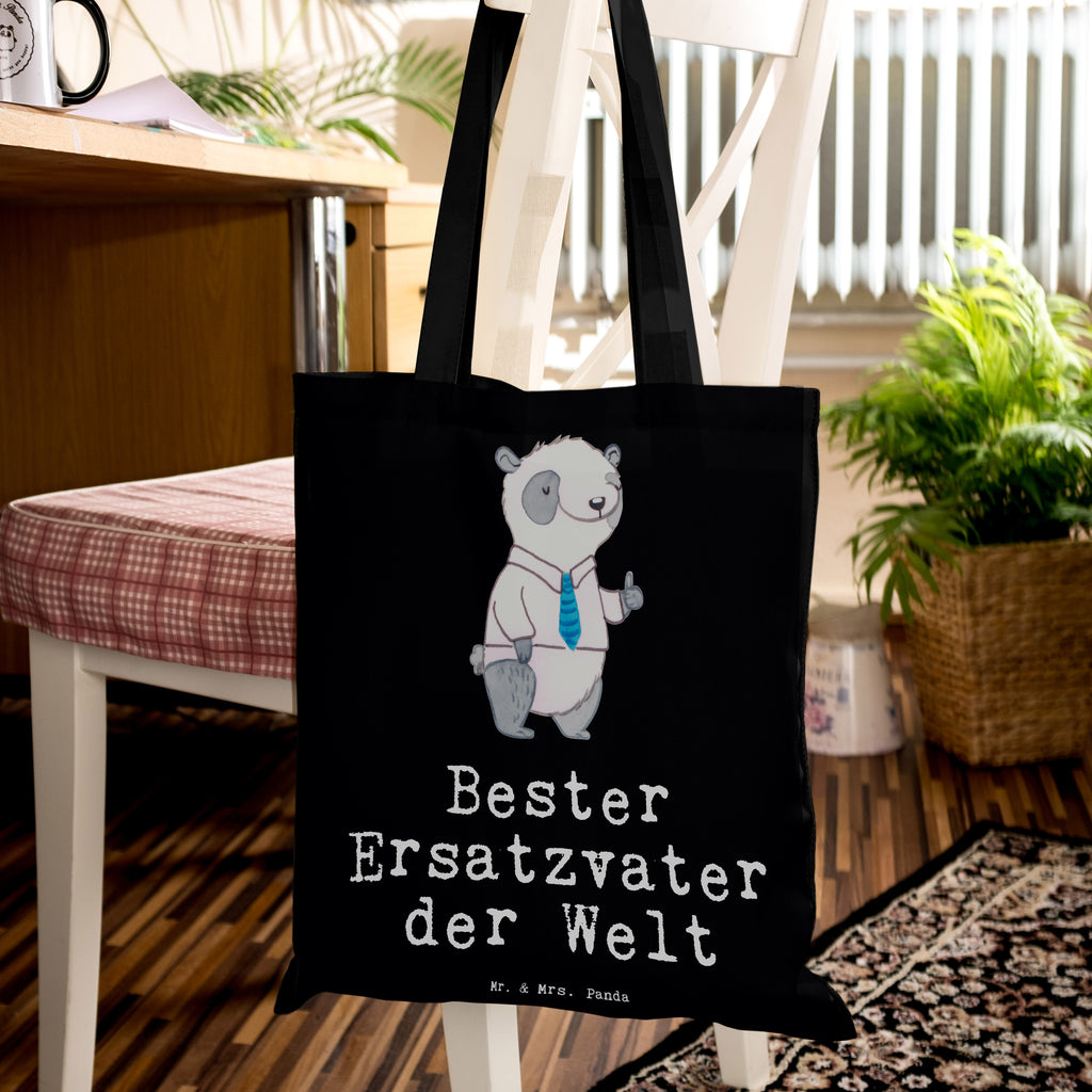 Tragetasche Panda Bester Ersatzvater der Welt Beuteltasche, Beutel, Einkaufstasche, Jutebeutel, Stoffbeutel, Tasche, Shopper, Umhängetasche, Strandtasche, Schultertasche, Stofftasche, Tragetasche, Badetasche, Jutetasche, Einkaufstüte, Laptoptasche, für, Dankeschön, Geschenk, Schenken, Geburtstag, Geburtstagsgeschenk, Geschenkidee, Danke, Bedanken, Mitbringsel, Freude machen, Geschenktipp, Bester, Ersatzvater, Ersatz, zweiter, Vater, Papa, Dad, Daddy, Paps, Papi, Vati, Eltern, Geschenk Vater, Mann, Familie, Kleinigkeit