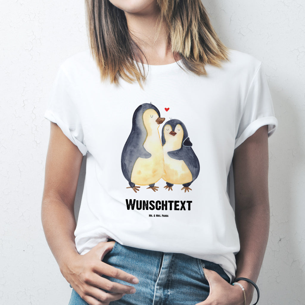 Personalisiertes T-Shirt Pinguin umarmend T-Shirt Personalisiert, T-Shirt mit Namen, T-Shirt mit Aufruck, Männer, Frauen, Wunschtext, Bedrucken, Pinguin, Liebe, Liebespaar, Liebesbeweis, Liebesgeschenk, Verlobung, Jahrestag, Hochzeitstag, Hochzeit, Hochzeitsgeschenk