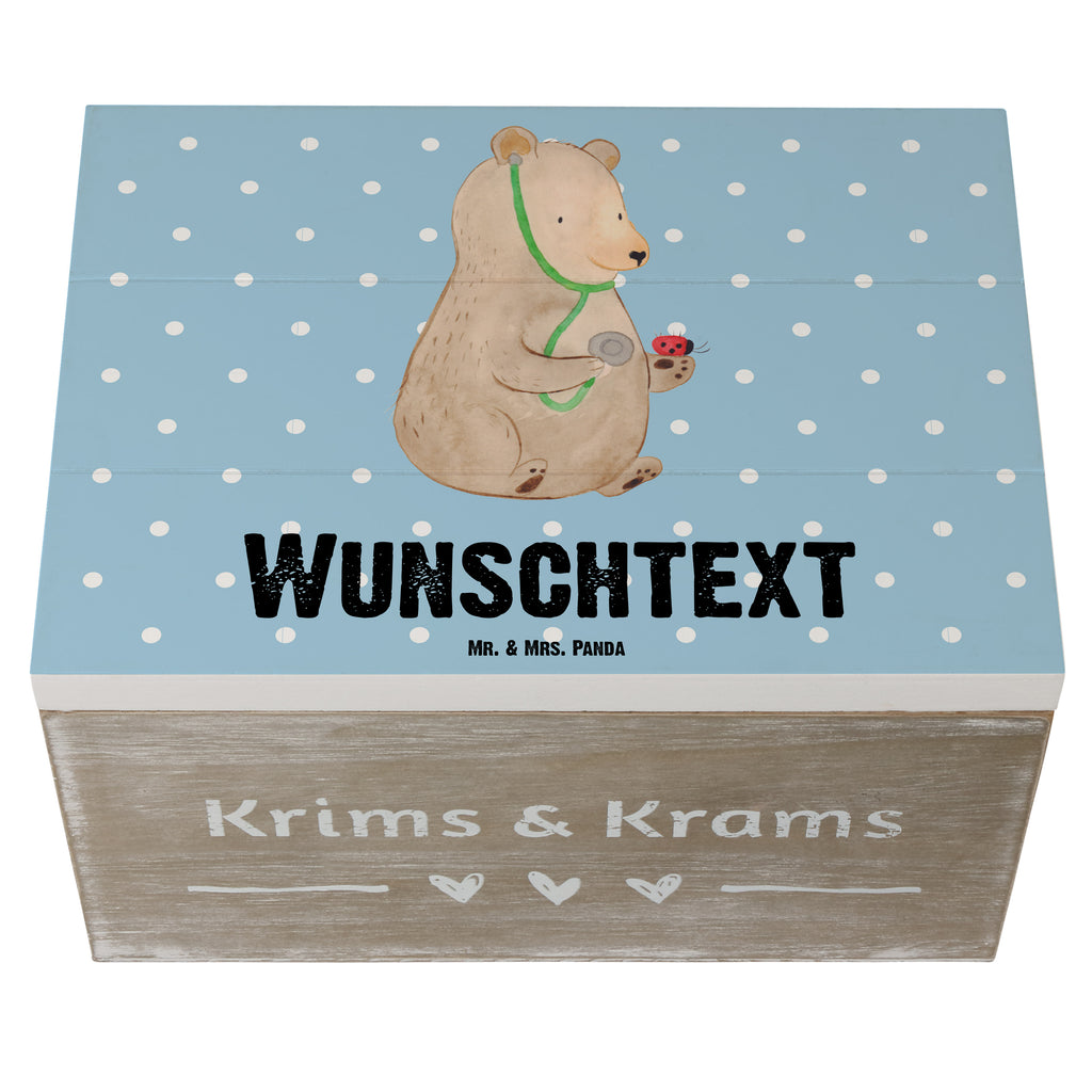 Personalisierte Holzkiste Bär Arzt Holzkiste mit Namen, Kiste mit Namen, Schatzkiste mit Namen, Truhe mit Namen, Schatulle mit Namen, Erinnerungsbox mit Namen, Erinnerungskiste, mit Namen, Dekokiste mit Namen, Aufbewahrungsbox mit Namen, Holzkiste Personalisiert, Kiste Personalisiert, Schatzkiste Personalisiert, Truhe Personalisiert, Schatulle Personalisiert, Erinnerungsbox Personalisiert, Erinnerungskiste Personalisiert, Dekokiste Personalisiert, Aufbewahrungsbox Personalisiert, Geschenkbox personalisiert, GEschenkdose personalisiert, Bär, Teddy, Teddybär, Arzt, Ärztin, Doktor, Professor, Doktorin, Professorin