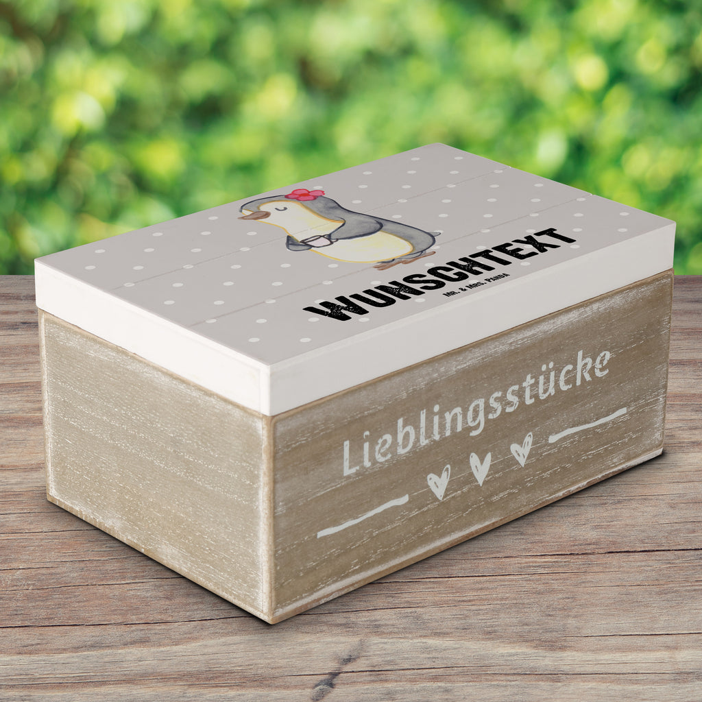 Personalisierte Holzkiste Pinguin Beste Stiefmutter der Welt Holzkiste mit Namen, Kiste mit Namen, Schatzkiste mit Namen, Truhe mit Namen, Schatulle mit Namen, Erinnerungsbox mit Namen, Erinnerungskiste, mit Namen, Dekokiste mit Namen, Aufbewahrungsbox mit Namen, Holzkiste Personalisiert, Kiste Personalisiert, Schatzkiste Personalisiert, Truhe Personalisiert, Schatulle Personalisiert, Erinnerungsbox Personalisiert, Erinnerungskiste Personalisiert, Dekokiste Personalisiert, Aufbewahrungsbox Personalisiert, Geschenkbox personalisiert, GEschenkdose personalisiert, für, Dankeschön, Geschenk, Schenken, Geburtstag, Geburtstagsgeschenk, Geschenkidee, Danke, Bedanken, Mitbringsel, Freude machen, Geschenktipp, Stiefmutter, Stief Mutter, Stiefmama, Mami, Mutter, Muttertag, Mutti, Mama, Tochter, Sohn, Beste