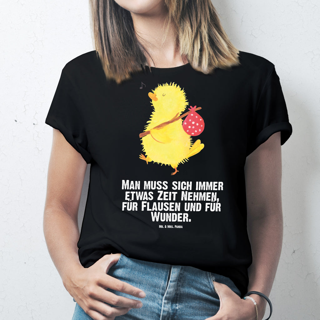 T-Shirt Standard Küken Wanderer T-Shirt, Shirt, Tshirt, Lustiges T-Shirt, T-Shirt mit Spruch, Party, Junggesellenabschied, Jubiläum, Geburstag, Herrn, Damen, Männer, Frauen, Schlafshirt, Nachthemd, Sprüche, Ostern, Osterhase, Ostergeschenke, Osternest, Osterdeko, Geschenke zu Ostern, Ostern Geschenk, Ostergeschenke Kinder, Ostern Kinder, Küken, Osterei, Ostereier, Ei, Frühlingsgefühle, Freude, Grüße, liebe Grüße, Frohe Ostern, Ostergrüße, Flausen, Wunder, Reisen, Weltenbummler, Zeit, Zeitmanagement, Backpacker