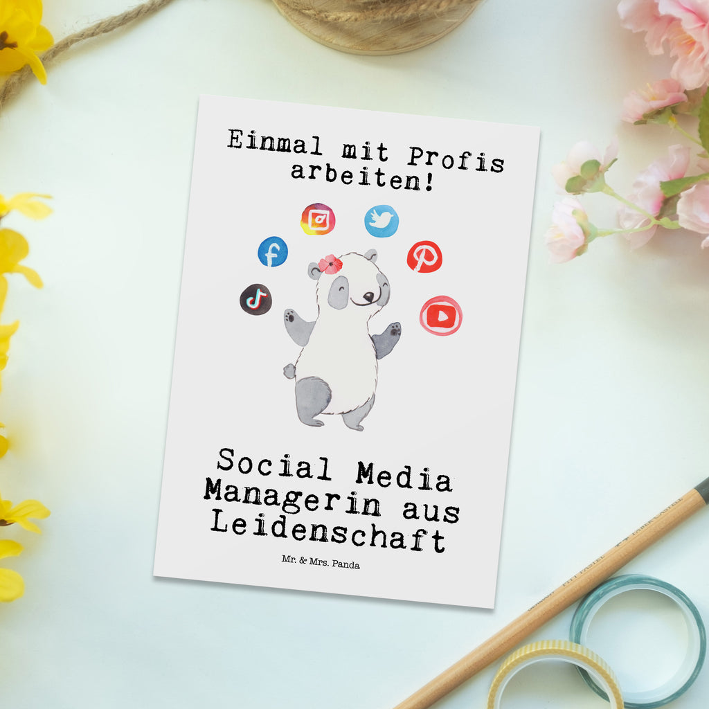 Postkarte Social Media Managerin aus Leidenschaft Postkarte, Karte, Geschenkkarte, Grußkarte, Einladung, Ansichtskarte, Geburtstagskarte, Einladungskarte, Dankeskarte, Beruf, Ausbildung, Jubiläum, Abschied, Rente, Kollege, Kollegin, Geschenk, Schenken, Arbeitskollege, Mitarbeiter, Firma, Danke, Dankeschön