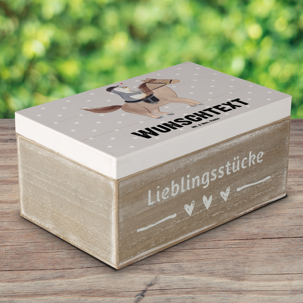 Personalisierte Holzkiste Pferd Reiten Tage Holzkiste mit Namen, Kiste mit Namen, Schatzkiste mit Namen, Truhe mit Namen, Schatulle mit Namen, Erinnerungsbox mit Namen, Erinnerungskiste, mit Namen, Dekokiste mit Namen, Aufbewahrungsbox mit Namen, Holzkiste Personalisiert, Kiste Personalisiert, Schatzkiste Personalisiert, Truhe Personalisiert, Schatulle Personalisiert, Erinnerungsbox Personalisiert, Erinnerungskiste Personalisiert, Dekokiste Personalisiert, Aufbewahrungsbox Personalisiert, Geschenkbox personalisiert, GEschenkdose personalisiert, Geschenk, Sport, Sportart, Hobby, Schenken, Danke, Dankeschön, Auszeichnung, Gewinn, Sportler, Reiten, Reitsport, Reitverein, Reitstall, Pferde