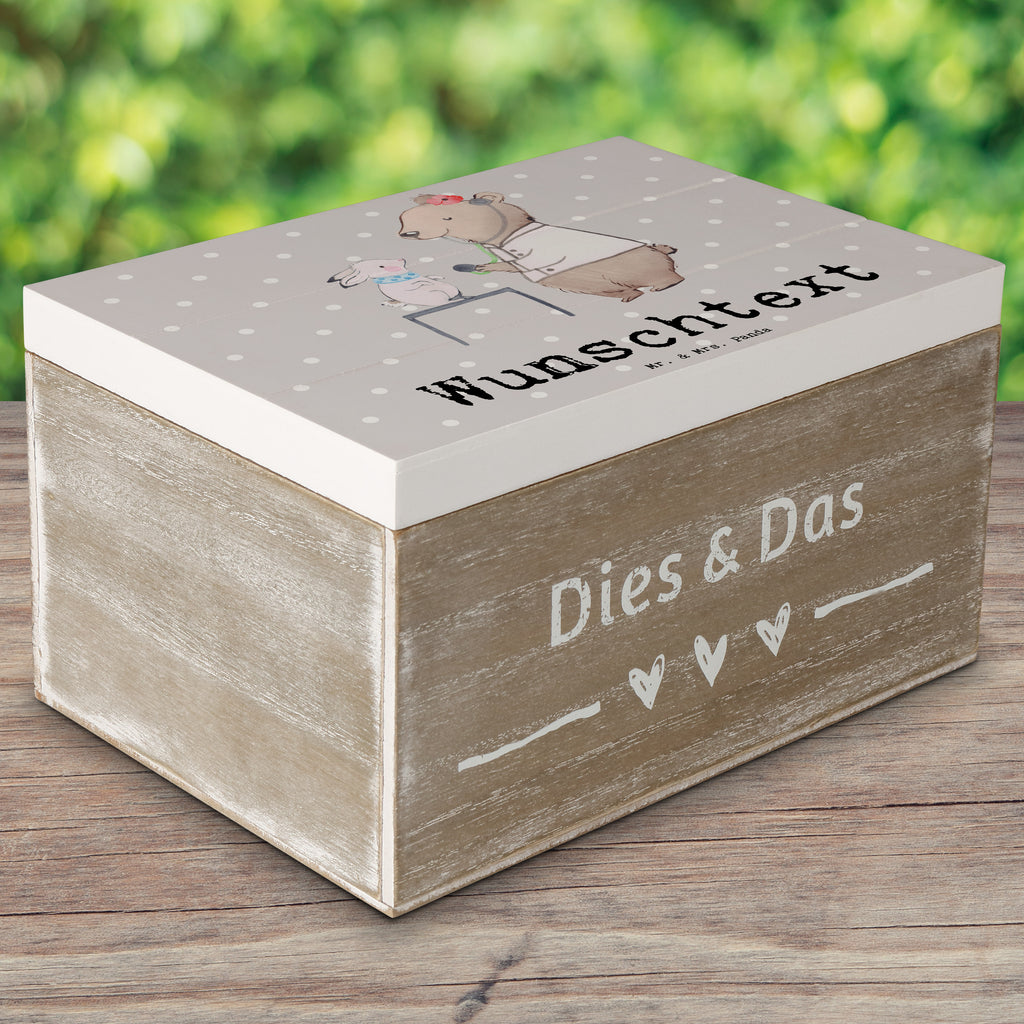 Personalisierte Holzkiste Tierärztin Herz Holzkiste mit Namen, Kiste mit Namen, Schatzkiste mit Namen, Truhe mit Namen, Schatulle mit Namen, Erinnerungsbox mit Namen, Erinnerungskiste, mit Namen, Dekokiste mit Namen, Aufbewahrungsbox mit Namen, Holzkiste Personalisiert, Kiste Personalisiert, Schatzkiste Personalisiert, Truhe Personalisiert, Schatulle Personalisiert, Erinnerungsbox Personalisiert, Erinnerungskiste Personalisiert, Dekokiste Personalisiert, Aufbewahrungsbox Personalisiert, Geschenkbox personalisiert, GEschenkdose personalisiert, Beruf, Ausbildung, Jubiläum, Abschied, Rente, Kollege, Kollegin, Geschenk, Schenken, Arbeitskollege, Mitarbeiter, Firma, Danke, Dankeschön