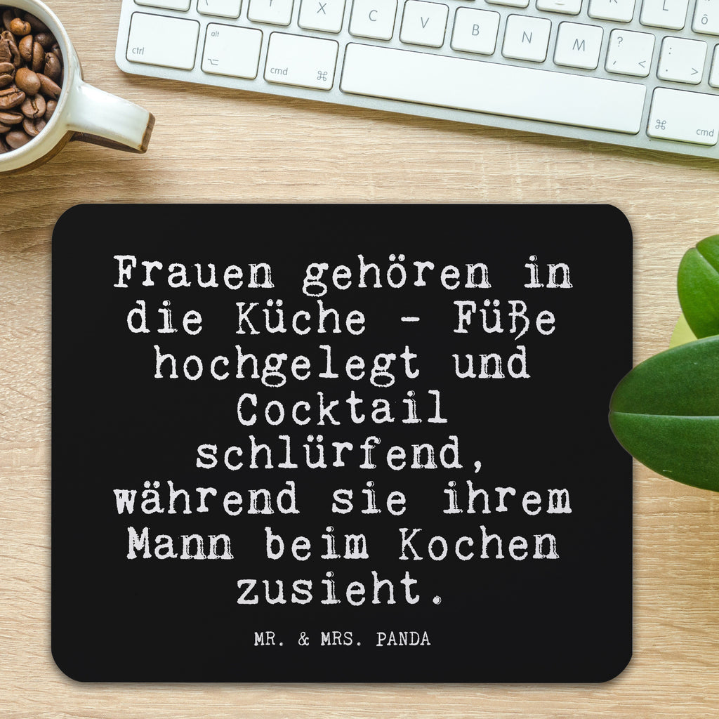 Mauspad Fun Talk Frauen gehören in die Küche - Füße hochgelegt und Cocktail schlürfend, während sie ihrem Mann beim Kochen zusieht. Mousepad, Computer zubehör, Büroausstattung, PC Zubehör, Arbeitszimmer, Mauspad, Einzigartiges Mauspad, Designer Mauspad, Mausunterlage, Mauspad Büro, Spruch, Sprüche, lustige Sprüche, Weisheiten, Zitate, Spruch Geschenke, Glizer Spruch Sprüche Weisheiten Zitate Lustig Weisheit Worte