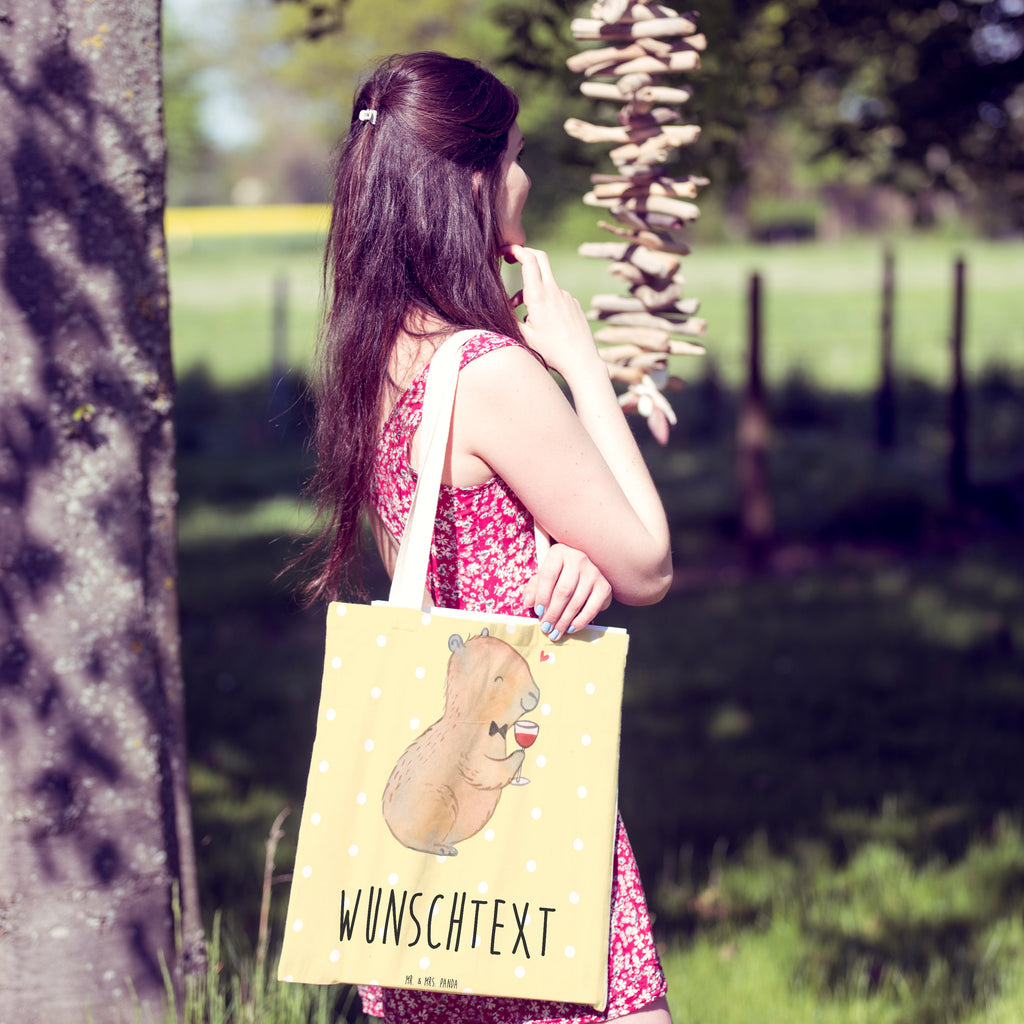 Personalisierte Einkaufstasche Capybara Wein Personalisierte Tragetasche, Personalisierte Tasche, Personalisierter Beutel, Personalisierte Stofftasche, Personalisierte Baumwolltasche, Personalisierte Umhängetasche, Personalisierter Shopper, Personalisierte Einkaufstasche, Personalisierte Beuteltasche, Tragetasche mit Namen, Tasche mit Namen, Beutel mit Namen, Stofftasche mit Namen, Baumwolltasche mit Namen, Umhängetasche mit Namen, Shopper mit Namen, Einkaufstasche mit Namen, Beuteltasche, Wunschtext, Wunschnamen, Personalisierbar, Personalisierung, Tiermotive, Gute Laune, lustige Sprüche, Tiere, Capybara Weinflasche, Weinliebhaber Geschenk, Capybara Zeichnung, Adrette Tiere, Panda Handzeichnung, Weintrinkendes Nagetier, Capybara Kunstwerk, Geschenk für Weinkenner, Stilvolles Capybara, Heiterer Capybara, Liebe zum Wein Spruch, Wein Spaßbild, Handgezeichnetes Capybara