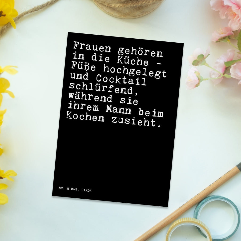 Postkarte Sprüche und Zitate Frauen gehören in die Küche - Füße hochgelegt und Cocktail schlürfend, während sie ihrem Mann beim Kochen zusieht. Postkarte, Karte, Geschenkkarte, Grußkarte, Einladung, Ansichtskarte, Geburtstagskarte, Einladungskarte, Dankeskarte, Ansichtskarten, Einladung Geburtstag, Einladungskarten Geburtstag, Spruch, Sprüche, lustige Sprüche, Weisheiten, Zitate, Spruch Geschenke, Spruch Sprüche Weisheiten Zitate Lustig Weisheit Worte