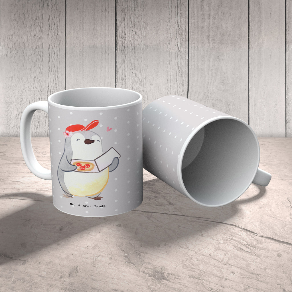 Tasse Pizzabäckerin mit Herz Tasse, Kaffeetasse, Teetasse, Becher, Kaffeebecher, Teebecher, Keramiktasse, Porzellantasse, Büro Tasse, Geschenk Tasse, Tasse Sprüche, Tasse Motive, Kaffeetassen, Tasse bedrucken, Designer Tasse, Cappuccino Tassen, Schöne Teetassen, Beruf, Ausbildung, Jubiläum, Abschied, Rente, Kollege, Kollegin, Geschenk, Schenken, Arbeitskollege, Mitarbeiter, Firma, Danke, Dankeschön, Lieferdienstmitarbeiterin, Pizzabäckerin, Pizzabotin, Pizzabringdienst, Lieferbringdienst