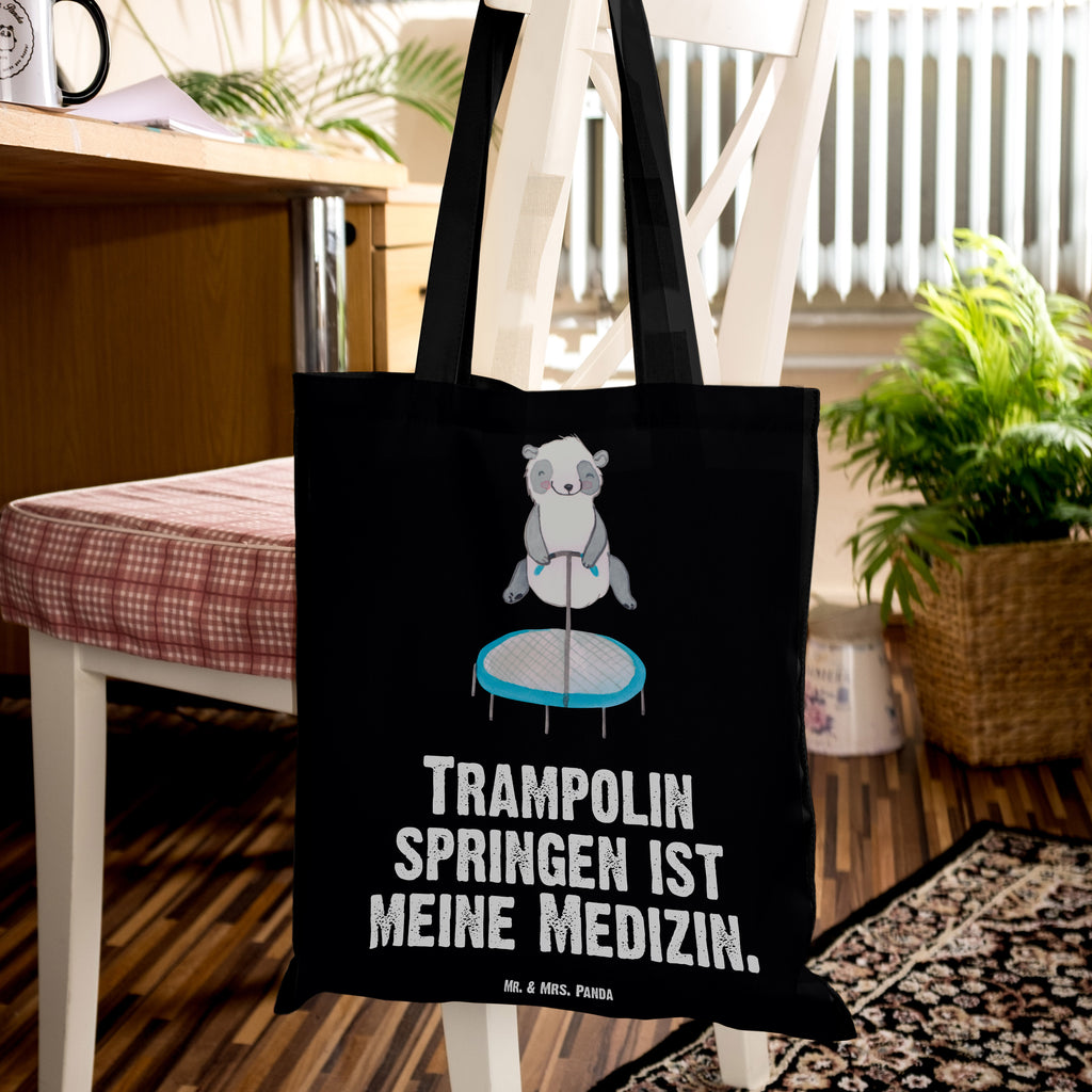 Tragetasche Panda Trampolin springen Beuteltasche, Beutel, Einkaufstasche, Jutebeutel, Stoffbeutel, Tasche, Shopper, Umhängetasche, Strandtasche, Schultertasche, Stofftasche, Tragetasche, Badetasche, Jutetasche, Einkaufstüte, Laptoptasche, Geschenk, Sport, Sportart, Hobby, Schenken, Danke, Dankeschön, Auszeichnung, Gewinn, Sportler, Trampolin springen, Trampolin Springen, Trampolin Turnen, Fitnessstudio, Trampolin-Übungen, Trampolin-Workout