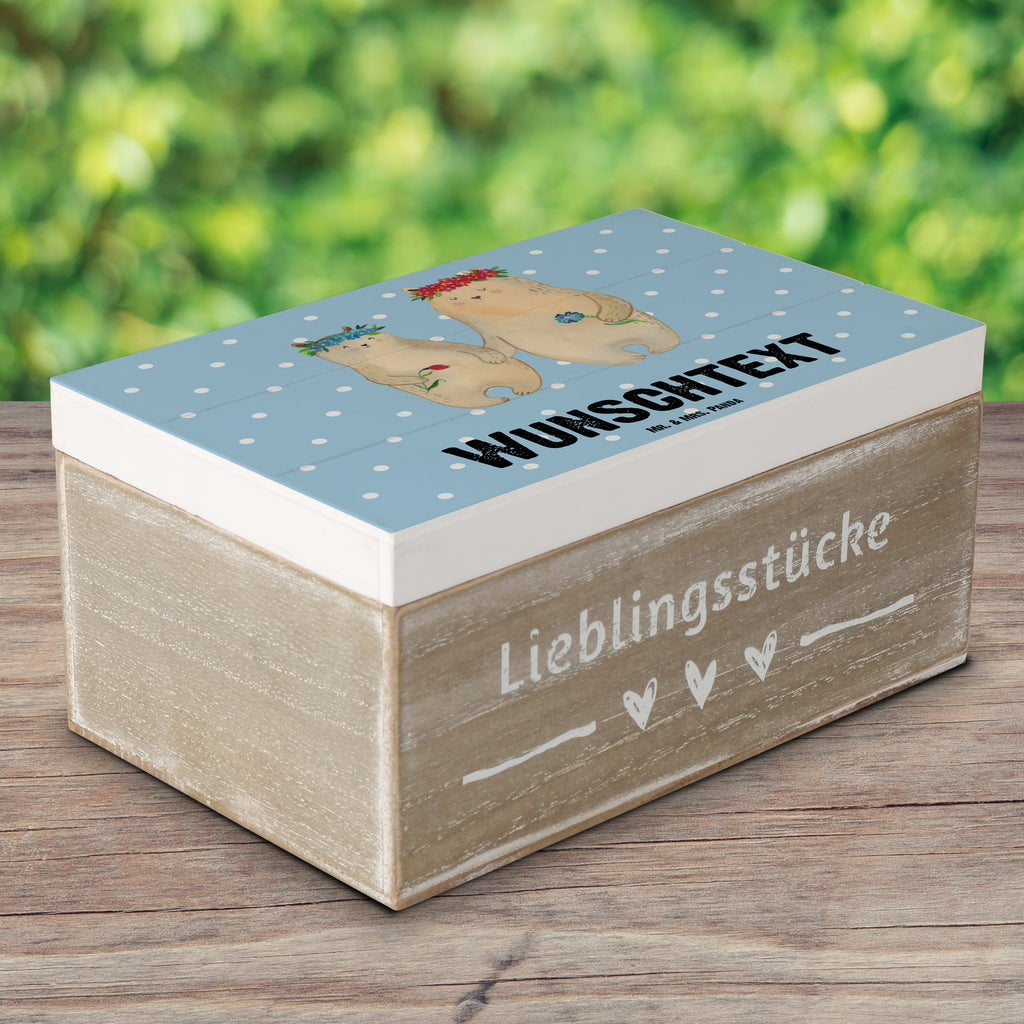 Personalisierte Holzkiste Bären mit Blumenkranz Holzkiste mit Namen, Kiste mit Namen, Schatzkiste mit Namen, Truhe mit Namen, Schatulle mit Namen, Erinnerungsbox mit Namen, Erinnerungskiste, mit Namen, Dekokiste mit Namen, Aufbewahrungsbox mit Namen, Holzkiste Personalisiert, Kiste Personalisiert, Schatzkiste Personalisiert, Truhe Personalisiert, Schatulle Personalisiert, Erinnerungsbox Personalisiert, Erinnerungskiste Personalisiert, Dekokiste Personalisiert, Aufbewahrungsbox Personalisiert, Geschenkbox personalisiert, GEschenkdose personalisiert, Familie, Vatertag, Muttertag, Bruder, Schwester, Mama, Papa, Oma, Opa, Bär, Bären, Mutter, Mutti, Mami, Lieblingsmensch, Lieblingsmama, beste Mutter, weltbeste Mama, Geschenk Mama. Muttertag, Tochter, Kind, Kinder, Töchter, Family, Vorbild