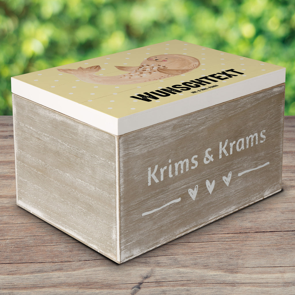 Personalisierte Holzkiste Robbe liegend Holzkiste mit Namen, Kiste mit Namen, Schatzkiste mit Namen, Truhe mit Namen, Schatulle mit Namen, Erinnerungsbox mit Namen, Erinnerungskiste, mit Namen, Dekokiste mit Namen, Aufbewahrungsbox mit Namen, Holzkiste Personalisiert, Kiste Personalisiert, Schatzkiste Personalisiert, Truhe Personalisiert, Schatulle Personalisiert, Erinnerungsbox Personalisiert, Erinnerungskiste Personalisiert, Dekokiste Personalisiert, Aufbewahrungsbox Personalisiert, Geschenkbox personalisiert, GEschenkdose personalisiert, Tiermotive, Gute Laune, lustige Sprüche, Tiere, Robbe, Robben, Seehund, Strand, Meerestier, Ostsee, Nordsee, Lachen, Freude