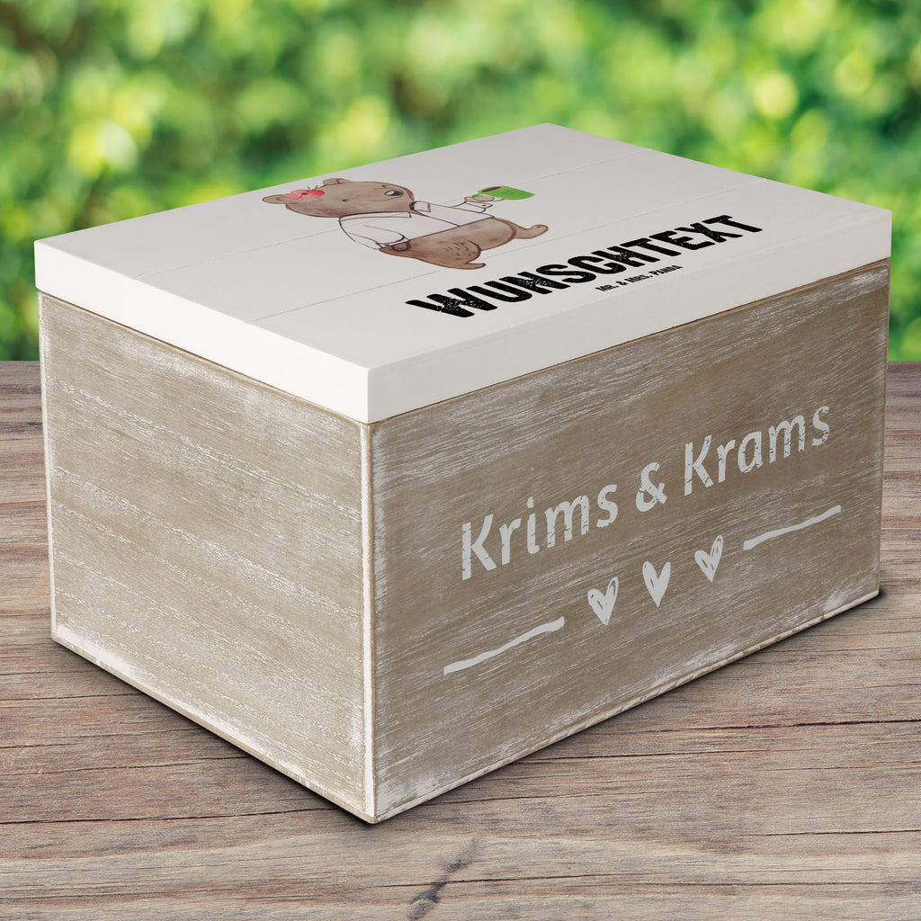 Personalisierte Holzkiste Beamtin Herz Holzkiste mit Namen, Kiste mit Namen, Schatzkiste mit Namen, Truhe mit Namen, Schatulle mit Namen, Erinnerungsbox mit Namen, Erinnerungskiste, mit Namen, Dekokiste mit Namen, Aufbewahrungsbox mit Namen, Holzkiste Personalisiert, Kiste Personalisiert, Schatzkiste Personalisiert, Truhe Personalisiert, Schatulle Personalisiert, Erinnerungsbox Personalisiert, Erinnerungskiste Personalisiert, Dekokiste Personalisiert, Aufbewahrungsbox Personalisiert, Geschenkbox personalisiert, GEschenkdose personalisiert, Beruf, Ausbildung, Jubiläum, Abschied, Rente, Kollege, Kollegin, Geschenk, Schenken, Arbeitskollege, Mitarbeiter, Firma, Danke, Dankeschön, Beamte, Verbeamtung, Beamtentum, öffentlicher Dienst, Studium, Amt