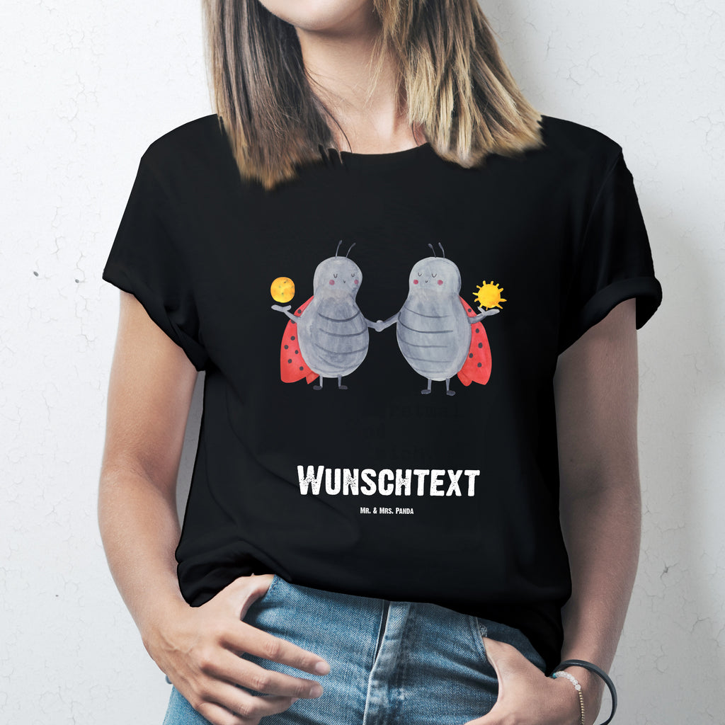 Personalisiertes T-Shirt Sternzeichen Zwilling T-Shirt Personalisiert, T-Shirt mit Namen, T-Shirt mit Aufruck, Männer, Frauen, Wunschtext, Bedrucken, Tierkreiszeichen, Sternzeichen, Horoskop, Astrologie, Aszendent, Zwillinge, Zwilling Geschenk, Zwilling Sternzeichen, Geburtstag Mai, Geschenk Mai, Geschenk Juni, Marienkäfer, Glückskäfer, Zwillingsbruder, Zwillingsschwester