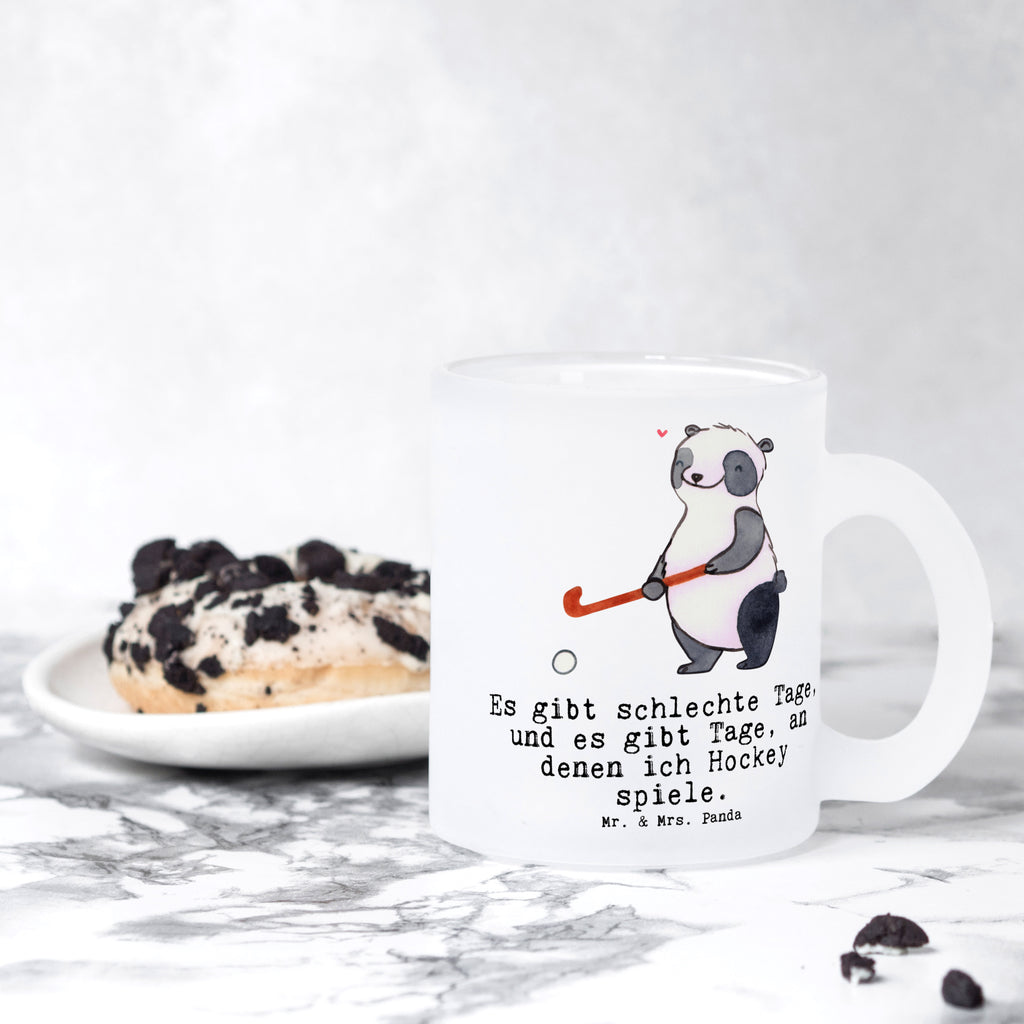 Teetasse Panda Hockey spielen Teetasse, Teeglas, Teebecher, Tasse mit Henkel, Tasse, Glas Teetasse, Teetasse aus Glas, Geschenk, Sport, Sportart, Hobby, Schenken, Danke, Dankeschön, Auszeichnung, Gewinn, Sportler, Hockey spielen, Feldhockey, Hockeyschläger, Hockey Verein