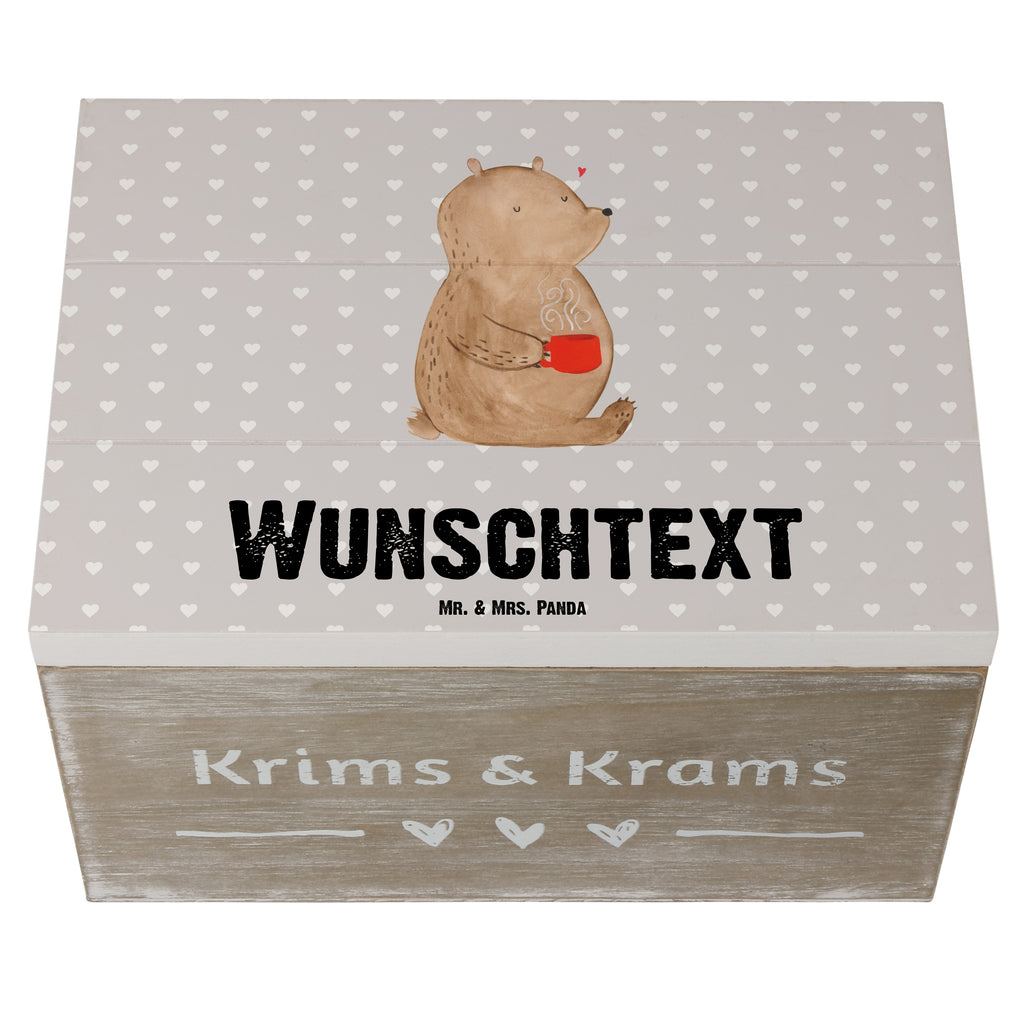 Personalisierte Holzkiste Bär Morgenkaffee Holzkiste mit Namen, Kiste mit Namen, Schatzkiste mit Namen, Truhe mit Namen, Schatulle mit Namen, Erinnerungsbox mit Namen, Erinnerungskiste, mit Namen, Dekokiste mit Namen, Aufbewahrungsbox mit Namen, Holzkiste Personalisiert, Kiste Personalisiert, Schatzkiste Personalisiert, Truhe Personalisiert, Schatulle Personalisiert, Erinnerungsbox Personalisiert, Erinnerungskiste Personalisiert, Dekokiste Personalisiert, Aufbewahrungsbox Personalisiert, Geschenkbox personalisiert, GEschenkdose personalisiert, Liebe, Partner, Freund, Freundin, Ehemann, Ehefrau, Heiraten, Verlobung, Heiratsantrag, Liebesgeschenk, Jahrestag, Hocheitstag, Valentinstag, Geschenk für Frauen, Hochzeitstag, Mitbringsel, Geschenk für Freundin, Geschenk für Partner, Liebesbeweis, für Männer, für Ehemann