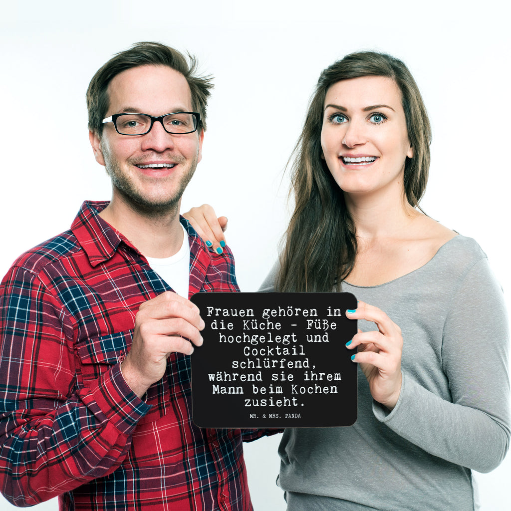 Mauspad Fun Talk Frauen gehören in die Küche - Füße hochgelegt und Cocktail schlürfend, während sie ihrem Mann beim Kochen zusieht. Mousepad, Computer zubehör, Büroausstattung, PC Zubehör, Arbeitszimmer, Mauspad, Einzigartiges Mauspad, Designer Mauspad, Mausunterlage, Mauspad Büro, Spruch, Sprüche, lustige Sprüche, Weisheiten, Zitate, Spruch Geschenke, Glizer Spruch Sprüche Weisheiten Zitate Lustig Weisheit Worte