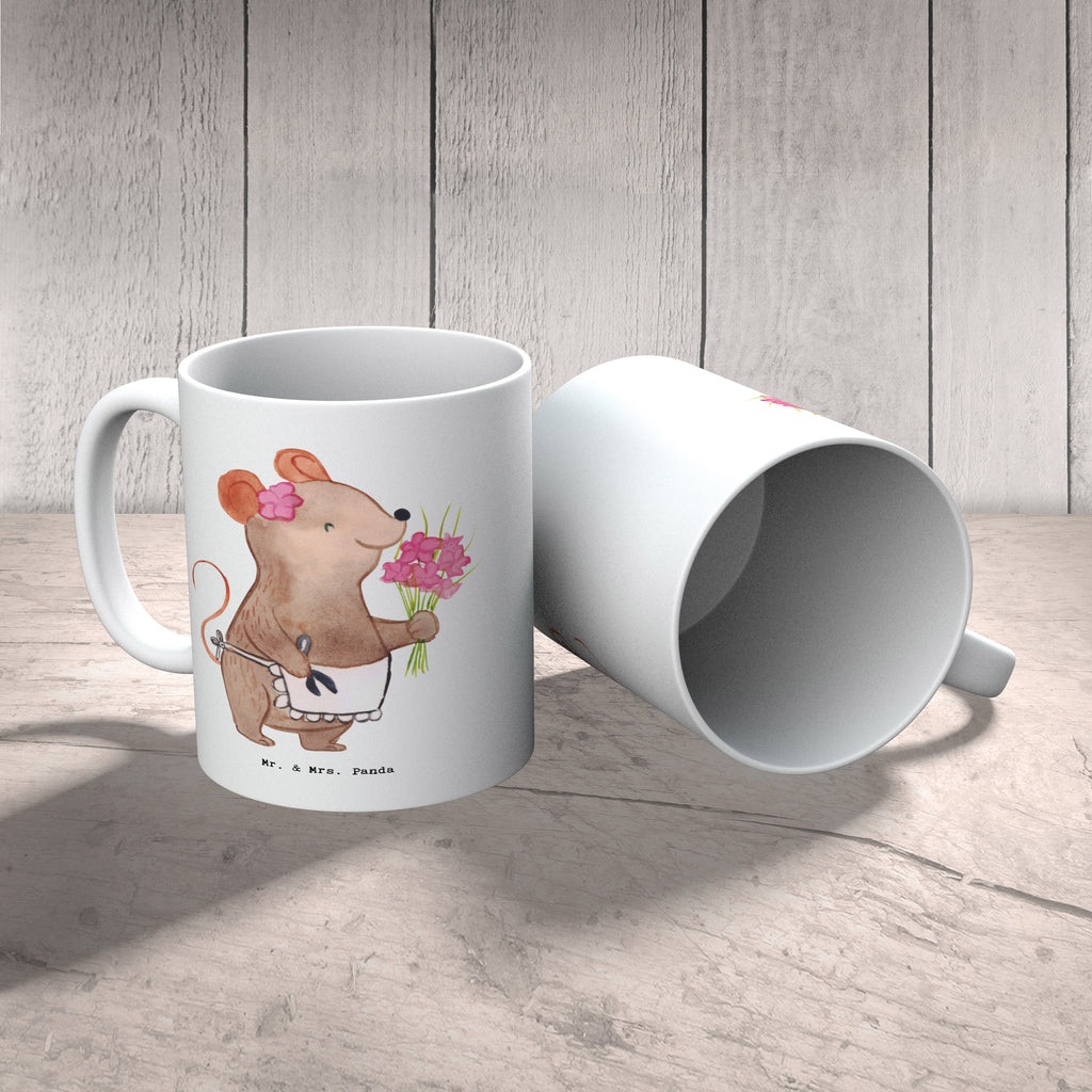 Tasse Floristin mit Herz Tasse, Kaffeetasse, Teetasse, Becher, Kaffeebecher, Teebecher, Keramiktasse, Porzellantasse, Büro Tasse, Geschenk Tasse, Tasse Sprüche, Tasse Motive, Kaffeetassen, Tasse bedrucken, Designer Tasse, Cappuccino Tassen, Schöne Teetassen, Beruf, Ausbildung, Jubiläum, Abschied, Rente, Kollege, Kollegin, Geschenk, Schenken, Arbeitskollege, Mitarbeiter, Firma, Danke, Dankeschön, Blumenhändlerin, Floristin, Blumenlanden, Blumenprofi