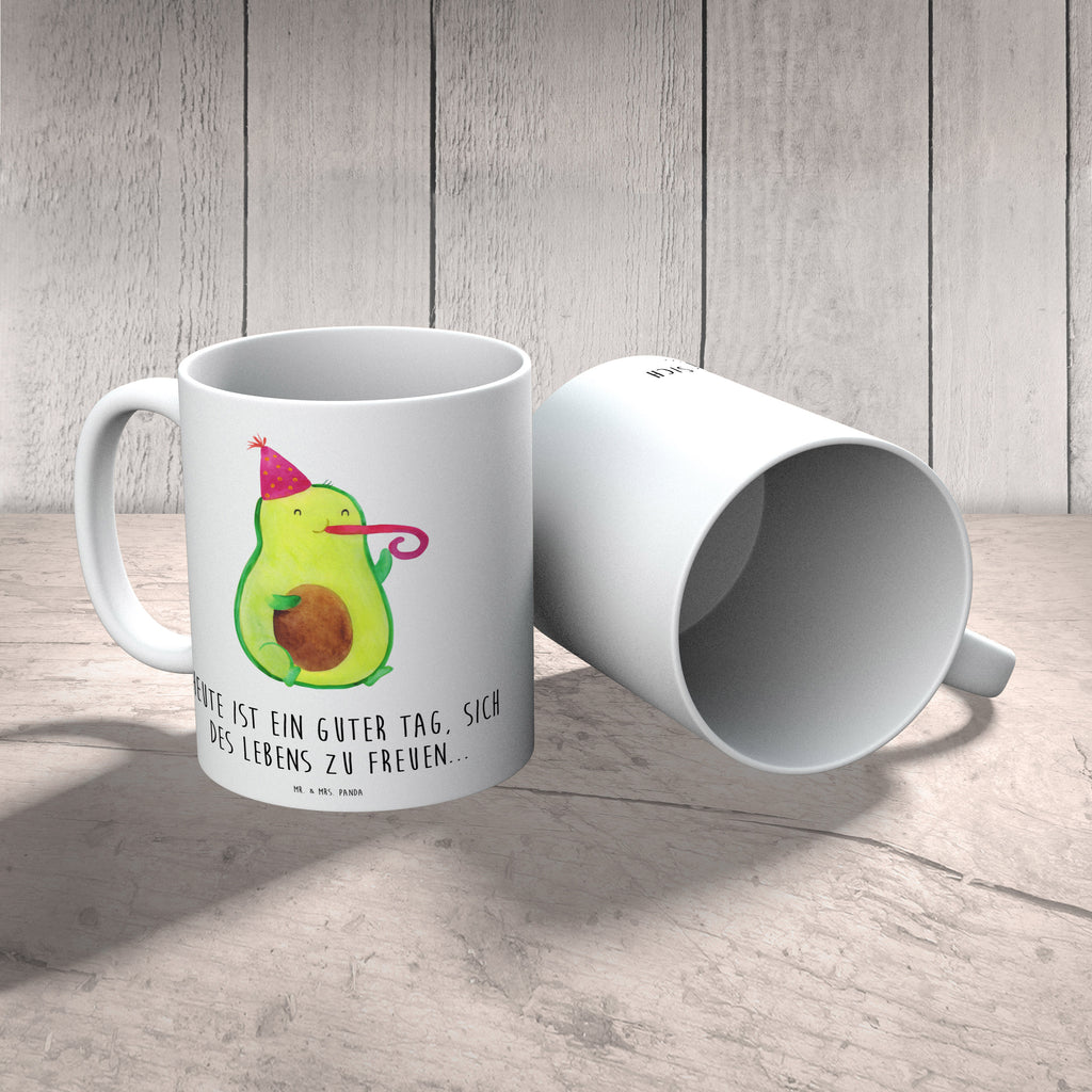 Tasse Avocado Feier Tasse, Kaffeetasse, Teetasse, Becher, Kaffeebecher, Teebecher, Keramiktasse, Porzellantasse, Büro Tasse, Geschenk Tasse, Tasse Sprüche, Tasse Motive, Kaffeetassen, Tasse bedrucken, Designer Tasse, Cappuccino Tassen, Schöne Teetassen, Avocado, Veggie, Vegan, Gesund, Party, Feierlichkeit, Feier, Fete, Geburtstag, Gute Laune, Tröte