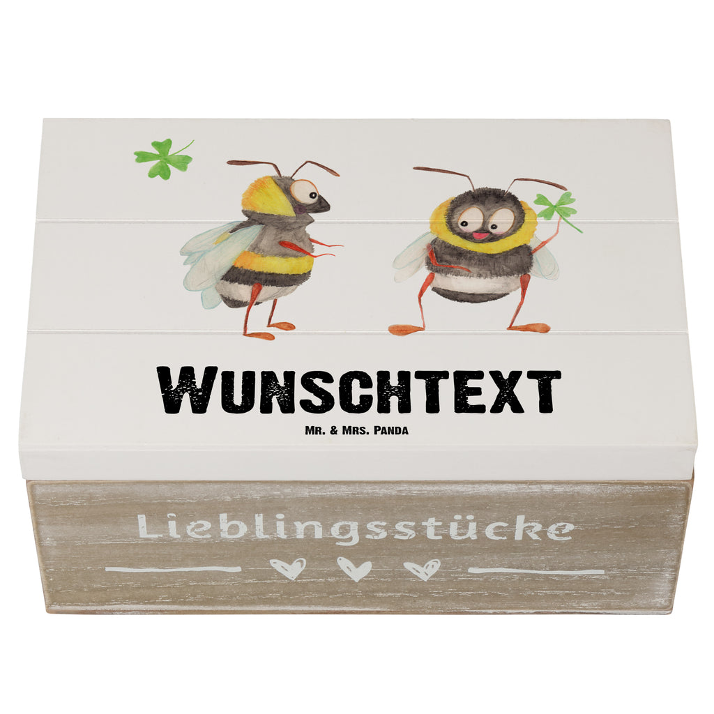 Personalisierte Holzkiste Hummeln Kleeblatt Holzkiste mit Namen, Kiste mit Namen, Schatzkiste mit Namen, Truhe mit Namen, Schatulle mit Namen, Erinnerungsbox mit Namen, Erinnerungskiste, mit Namen, Dekokiste mit Namen, Aufbewahrungsbox mit Namen, Holzkiste Personalisiert, Kiste Personalisiert, Schatzkiste Personalisiert, Truhe Personalisiert, Schatulle Personalisiert, Erinnerungsbox Personalisiert, Erinnerungskiste Personalisiert, Dekokiste Personalisiert, Aufbewahrungsbox Personalisiert, Geschenkbox personalisiert, GEschenkdose personalisiert, Tiermotive, Gute Laune, lustige Sprüche, Tiere, Hummel, Biene, Spruch positiv, Biene Deko, Spruch schön, glücklich sein, glücklich werden, Spruch fröhlich