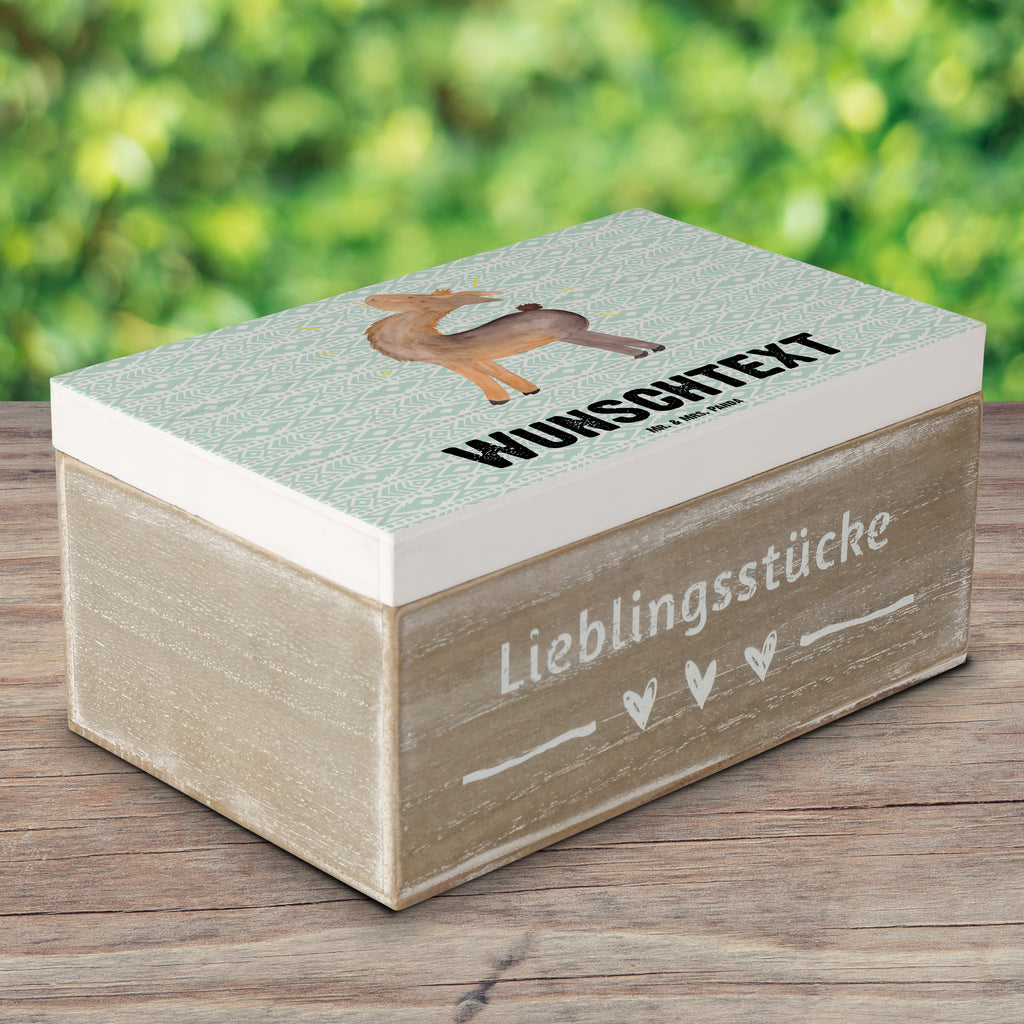 Personalisierte Holzkiste Lama Stolz Holzkiste mit Namen, Kiste mit Namen, Schatzkiste mit Namen, Truhe mit Namen, Schatulle mit Namen, Erinnerungsbox mit Namen, Erinnerungskiste, mit Namen, Dekokiste mit Namen, Aufbewahrungsbox mit Namen, Holzkiste Personalisiert, Kiste Personalisiert, Schatzkiste Personalisiert, Truhe Personalisiert, Schatulle Personalisiert, Erinnerungsbox Personalisiert, Erinnerungskiste Personalisiert, Dekokiste Personalisiert, Aufbewahrungsbox Personalisiert, Geschenkbox personalisiert, GEschenkdose personalisiert, Lama, Alpaka, Lamas, Außenseiter, Anders, Neustart, stolz, Hippie, Freundin, Freundinnen, beste Freundin, Kumpel, Familie, Family