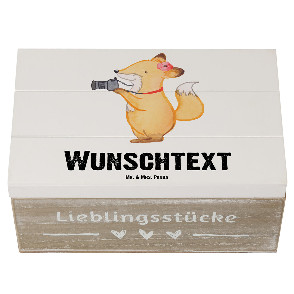 Personalisierte Holzkiste Fotografin Herz Holzkiste mit Namen, Kiste mit Namen, Schatzkiste mit Namen, Truhe mit Namen, Schatulle mit Namen, Erinnerungsbox mit Namen, Erinnerungskiste, mit Namen, Dekokiste mit Namen, Aufbewahrungsbox mit Namen, Holzkiste Personalisiert, Kiste Personalisiert, Schatzkiste Personalisiert, Truhe Personalisiert, Schatulle Personalisiert, Erinnerungsbox Personalisiert, Erinnerungskiste Personalisiert, Dekokiste Personalisiert, Aufbewahrungsbox Personalisiert, Geschenkbox personalisiert, GEschenkdose personalisiert, Beruf, Ausbildung, Jubiläum, Abschied, Rente, Kollege, Kollegin, Geschenk, Schenken, Arbeitskollege, Mitarbeiter, Firma, Danke, Dankeschön, Fotografin, Fotoreporterin, Hobbyfotografin, Hochzeitsfotografin, Fotografie, Profi Fotografin