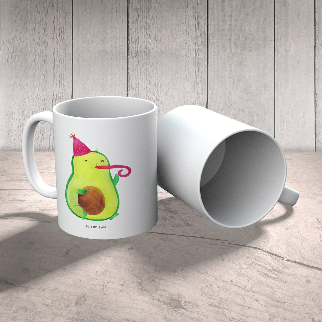 Tasse Avocado Feier Tasse, Kaffeetasse, Teetasse, Becher, Kaffeebecher, Teebecher, Keramiktasse, Porzellantasse, Büro Tasse, Geschenk Tasse, Tasse Sprüche, Tasse Motive, Kaffeetassen, Tasse bedrucken, Designer Tasse, Cappuccino Tassen, Schöne Teetassen, Avocado, Veggie, Vegan, Gesund, Party, Feierlichkeit, Feier, Fete, Geburtstag, Gute Laune, Tröte