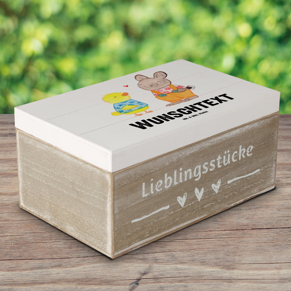 Personalisierte Holzkiste Ostern Freundschaft Holzkiste mit Namen, Kiste mit Namen, Schatzkiste mit Namen, Truhe mit Namen, Schatulle mit Namen, Erinnerungsbox mit Namen, Erinnerungskiste, mit Namen, Dekokiste mit Namen, Aufbewahrungsbox mit Namen, Holzkiste Personalisiert, Kiste Personalisiert, Schatzkiste Personalisiert, Truhe Personalisiert, Schatulle Personalisiert, Erinnerungsbox Personalisiert, Erinnerungskiste Personalisiert, Dekokiste Personalisiert, Aufbewahrungsbox Personalisiert, Geschenkbox personalisiert, GEschenkdose personalisiert, Ostern, Osterhase, Ostergeschenke, Osternest, Osterdeko, Geschenke zu Ostern, Ostern Geschenk, Ostergeschenke Kinder, Ostern Kinder, Ostergrüße, Ostereier, Frühling, Frühlingsgefühle, Hase, Liebe, Freundschaft, Liebesbeweis, Küken, Osterküken