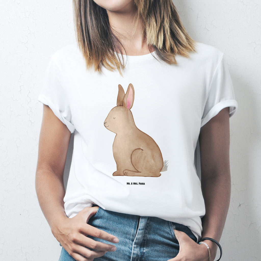 T-Shirt Standard Hase sitzend T-Shirt, Shirt, Tshirt, Lustiges T-Shirt, T-Shirt mit Spruch, Party, Junggesellenabschied, Jubiläum, Geburstag, Herrn, Damen, Männer, Frauen, Schlafshirt, Nachthemd, Sprüche, Ostern, Osterhase, Ostergeschenke, Osternest, Osterdeko, Geschenke zu Ostern, Ostern Geschenk, Ostergeschenke Kinder, Ostern Kinder, Frohe Ostern, Ostergrüße, Osterblume, Liebe, Grüße, Hase, Kaninchen