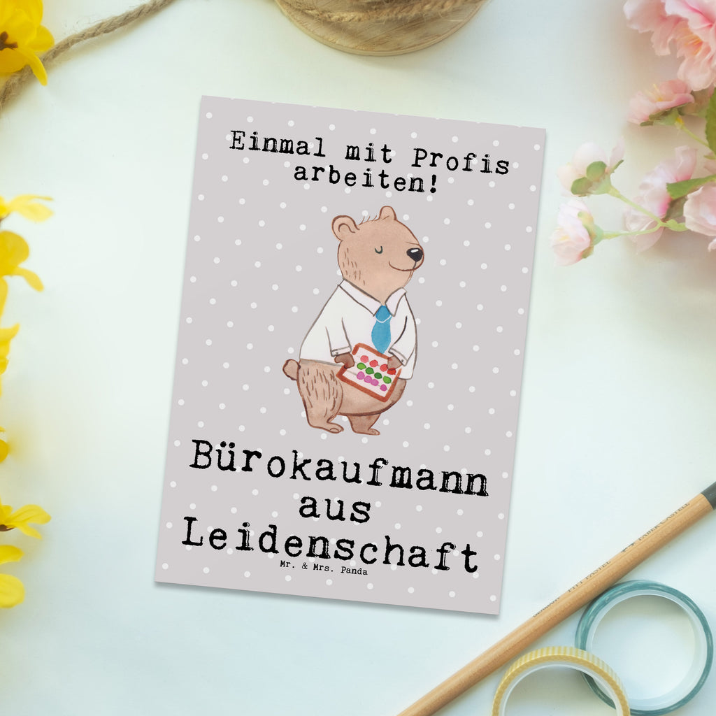 Postkarte Bürokaufmann aus Leidenschaft Postkarte, Karte, Geschenkkarte, Grußkarte, Einladung, Ansichtskarte, Geburtstagskarte, Einladungskarte, Dankeskarte, Ansichtskarten, Einladung Geburtstag, Einladungskarten Geburtstag, Beruf, Ausbildung, Jubiläum, Abschied, Rente, Kollege, Kollegin, Geschenk, Schenken, Arbeitskollege, Mitarbeiter, Firma, Danke, Dankeschön, Bürokaufmann, Kaufmann für Büromanagement