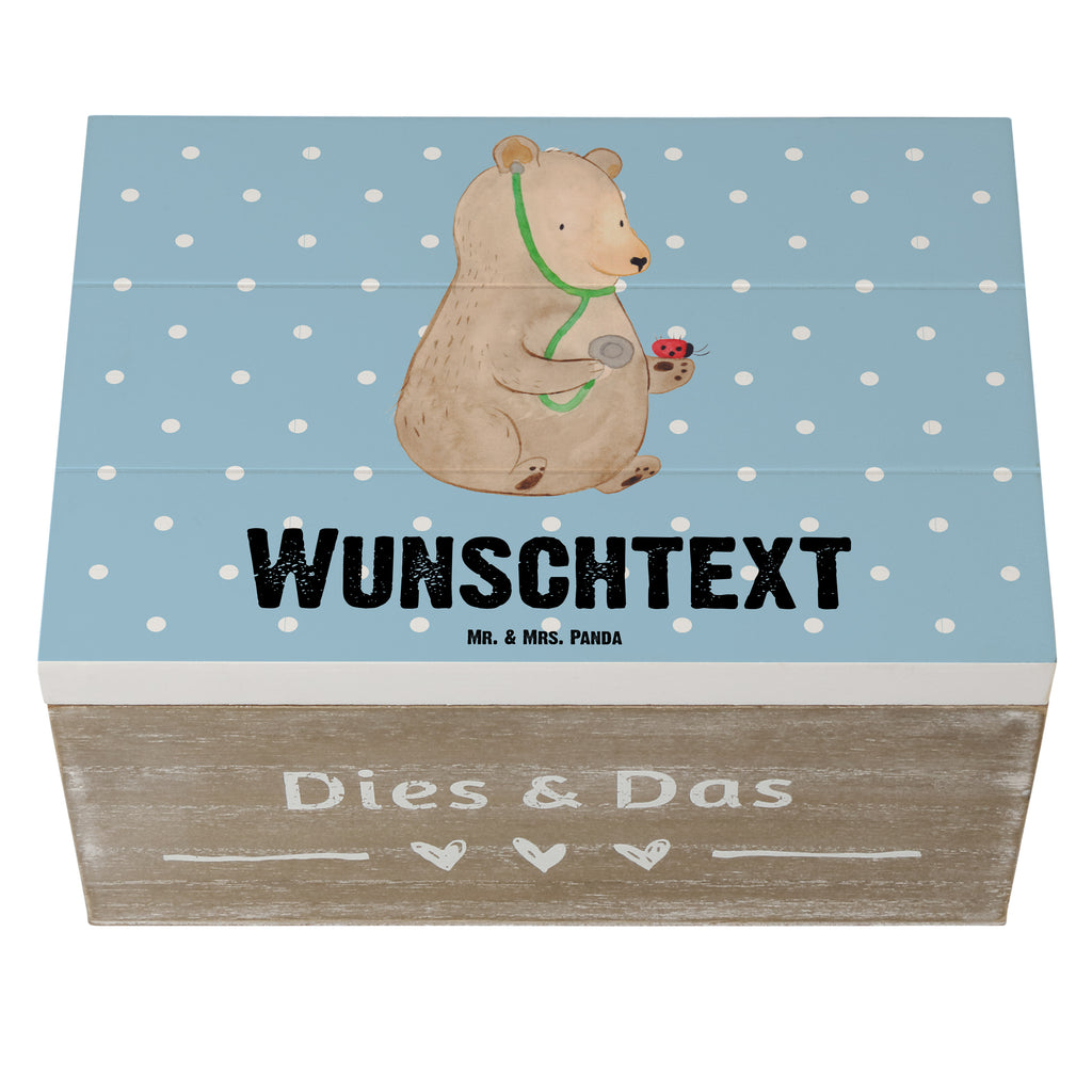 Personalisierte Holzkiste Bär Arzt Holzkiste mit Namen, Kiste mit Namen, Schatzkiste mit Namen, Truhe mit Namen, Schatulle mit Namen, Erinnerungsbox mit Namen, Erinnerungskiste, mit Namen, Dekokiste mit Namen, Aufbewahrungsbox mit Namen, Holzkiste Personalisiert, Kiste Personalisiert, Schatzkiste Personalisiert, Truhe Personalisiert, Schatulle Personalisiert, Erinnerungsbox Personalisiert, Erinnerungskiste Personalisiert, Dekokiste Personalisiert, Aufbewahrungsbox Personalisiert, Geschenkbox personalisiert, GEschenkdose personalisiert, Bär, Teddy, Teddybär, Arzt, Ärztin, Doktor, Professor, Doktorin, Professorin