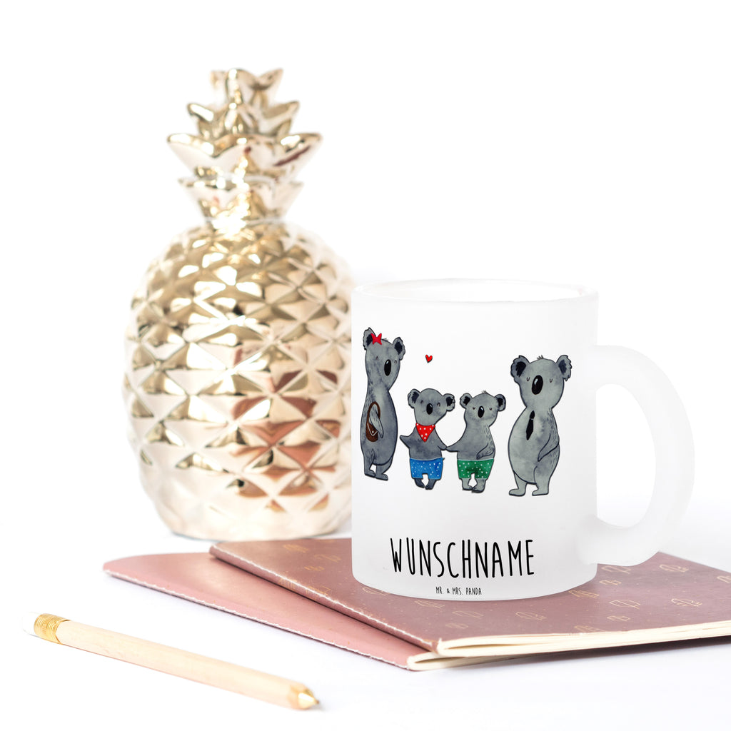 Personalisierte Teetasse Koala Familie zwei Personalisierte Teetasse, Personalisiertes Teeglas, Personalisierter Teebecher, Personalisierte Glas Teetasse, Personalisierte Teetasse aus Glas, Teetasse mit Namen, Teeglas mit Namen, Teebecher mit Namen, Glas Teetasse mit Namen, Teetasse aus Glas mit Namen, Teetasse Wunschname, Teetasse selbst gestalten., Familie, Vatertag, Muttertag, Bruder, Schwester, Mama, Papa, Oma, Opa, Koala, Koalabär, beste Familie, Familienzeit, Familienleben, Koalafamilie, Lieblingsfamilie