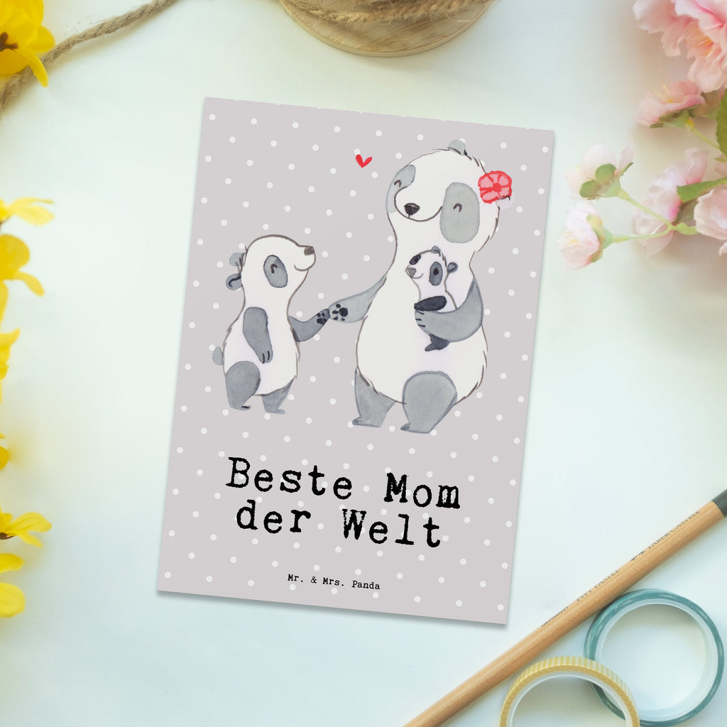 Postkarte Panda Beste Mom der Welt Postkarte, Karte, Geschenkkarte, Grußkarte, Einladung, Ansichtskarte, Geburtstagskarte, Einladungskarte, Dankeskarte, Ansichtskarten, Einladung Geburtstag, Einladungskarten Geburtstag, für, Dankeschön, Geschenk, Schenken, Geburtstag, Geburtstagsgeschenk, Geschenkidee, Danke, Bedanken, Mitbringsel, Freude machen, Geschenktipp, Mom, Mommy, Mama, Mami, Mutter, Muttertag, Mutti, Ma, Tochter, Sohn, Beste Mama, Beste, Supermama