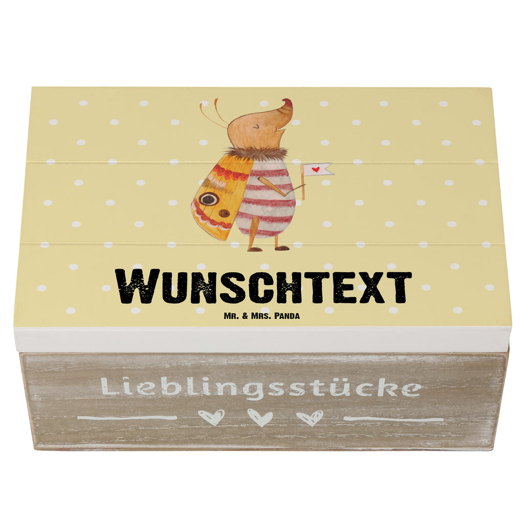 Personalisierte Holzkiste Nachtfalter Fähnchen Holzkiste mit Namen, Kiste mit Namen, Schatzkiste mit Namen, Truhe mit Namen, Schatulle mit Namen, Erinnerungsbox mit Namen, Erinnerungskiste, mit Namen, Dekokiste mit Namen, Aufbewahrungsbox mit Namen, Holzkiste Personalisiert, Kiste Personalisiert, Schatzkiste Personalisiert, Truhe Personalisiert, Schatulle Personalisiert, Erinnerungsbox Personalisiert, Erinnerungskiste Personalisiert, Dekokiste Personalisiert, Aufbewahrungsbox Personalisiert, Geschenkbox personalisiert, GEschenkdose personalisiert, Tiermotive, Gute Laune, lustige Sprüche, Tiere, Nachtfalter, Käfer, Spruch lustig, Spruch witzig, süß, niedlich, Küche Deko, Was kostet die Welt