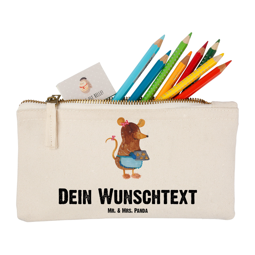 Personalisierte Schminktasche Maus Kekse Personalisierte Schminktasche, Personalisierte Kosmetiktasche, Personalisierter Kosmetikbeutel, Personalisiertes Stiftemäppchen, Personalisiertes Etui, Personalisierte Federmappe, Personalisierte Makeup Bag, Personalisiertes Schminketui, Personalisiertes Kosmetiketui, Personalisiertes Schlamperetui, Schminktasche mit Namen, Kosmetiktasche mit Namen, Kosmetikbeutel mit Namen, Stiftemäppchen mit Namen, Etui mit Namen, Federmappe mit Namen, Makeup Bg mit Namen, Schminketui mit Namen, Kosmetiketui mit Namen, Schlamperetui mit Namen, Schminktasche personalisieren, Schminktasche bedrucken, Schminktasche selbst gestalten, Winter, Weihnachten, Weihnachtsdeko, Nikolaus, Advent, Heiligabend, Wintermotiv, Maus, Kekse, backen, Weihnachtskekse, Plätzchen, Weihnachtsbäckerei, Chaosqueen