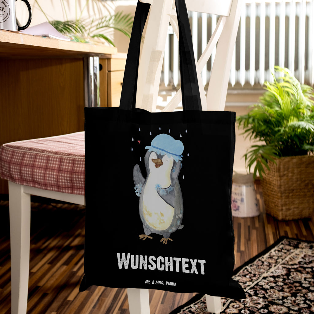 Personalisierte Tragetasche Pinguin duscht Personalisierte Beuteltasche, Personalisierter Beutel, Personalisierte Einkaufstasche, Personalisierter Jutebeutel, Personalisierter Stoffbeutel, Tragetasche mit Namen, Einkaufstasche mit Namen, Stoffbeutel mit Namen, Personalisierte Tasche, Personalisierte Jutetasche, Personalisierte Kindergartentasche, Pinguin, Pinguine, Dusche, duschen, Lebensmotto, Motivation, Neustart, Neuanfang, glücklich sein