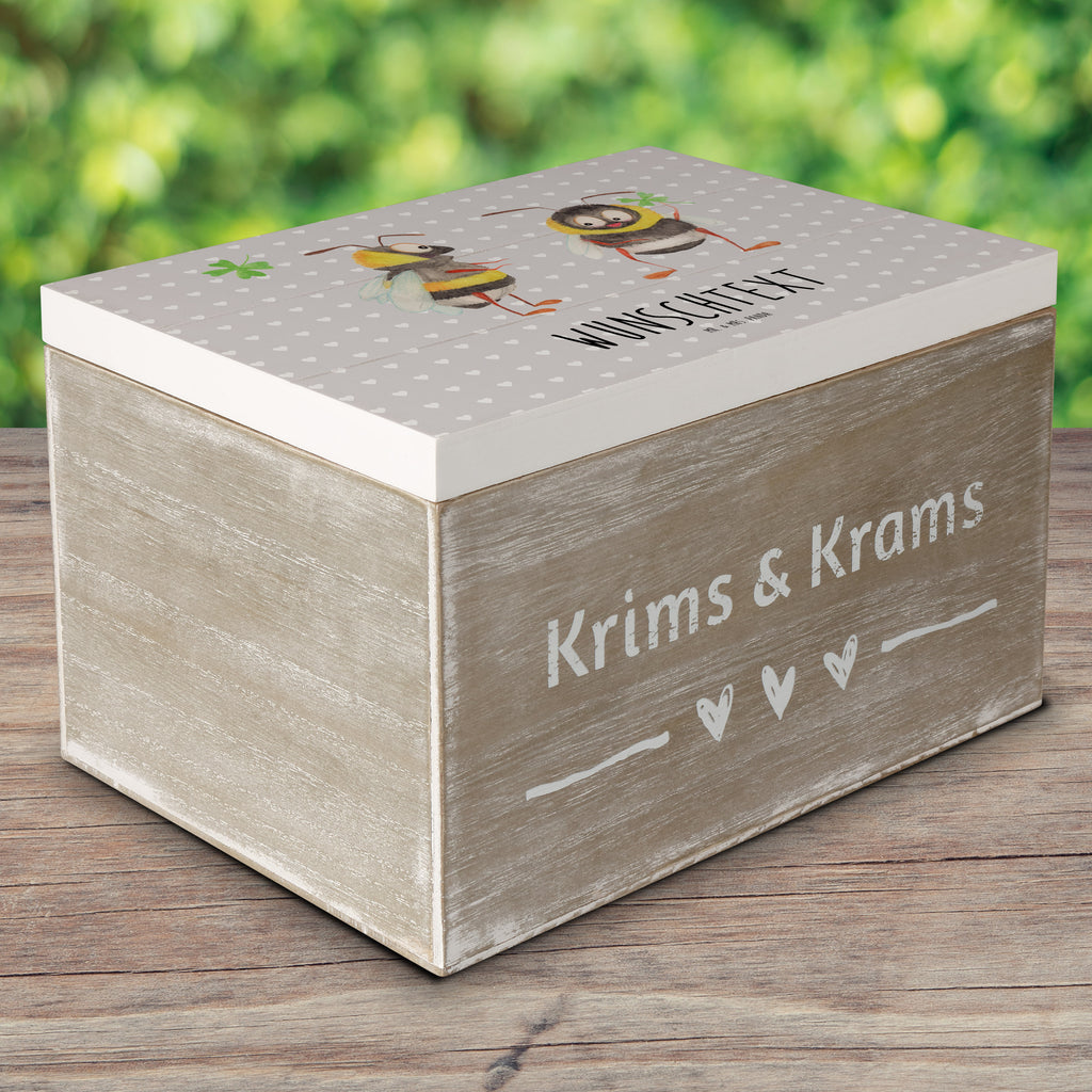 Personalisierte Holzkiste Bienen Paar Holzkiste mit Namen, Kiste mit Namen, Schatzkiste mit Namen, Truhe mit Namen, Schatulle mit Namen, Erinnerungsbox mit Namen, Erinnerungskiste, mit Namen, Dekokiste mit Namen, Aufbewahrungsbox mit Namen, Holzkiste Personalisiert, Kiste Personalisiert, Schatzkiste Personalisiert, Truhe Personalisiert, Schatulle Personalisiert, Erinnerungsbox Personalisiert, Erinnerungskiste Personalisiert, Dekokiste Personalisiert, Aufbewahrungsbox Personalisiert, Geschenkbox personalisiert, GEschenkdose personalisiert, Liebe, Partner, Freund, Freundin, Ehemann, Ehefrau, Heiraten, Verlobung, Heiratsantrag, Liebesgeschenk, Jahrestag, Hocheitstag, Valentinstag, Geschenk für Frauen, Hochzeitstag, Mitbringsel, Geschenk für Freundin, Geschenk für Partner, Liebesbeweis, für Männer, für Ehemann, Schildkröten, verliebte Schildkröten