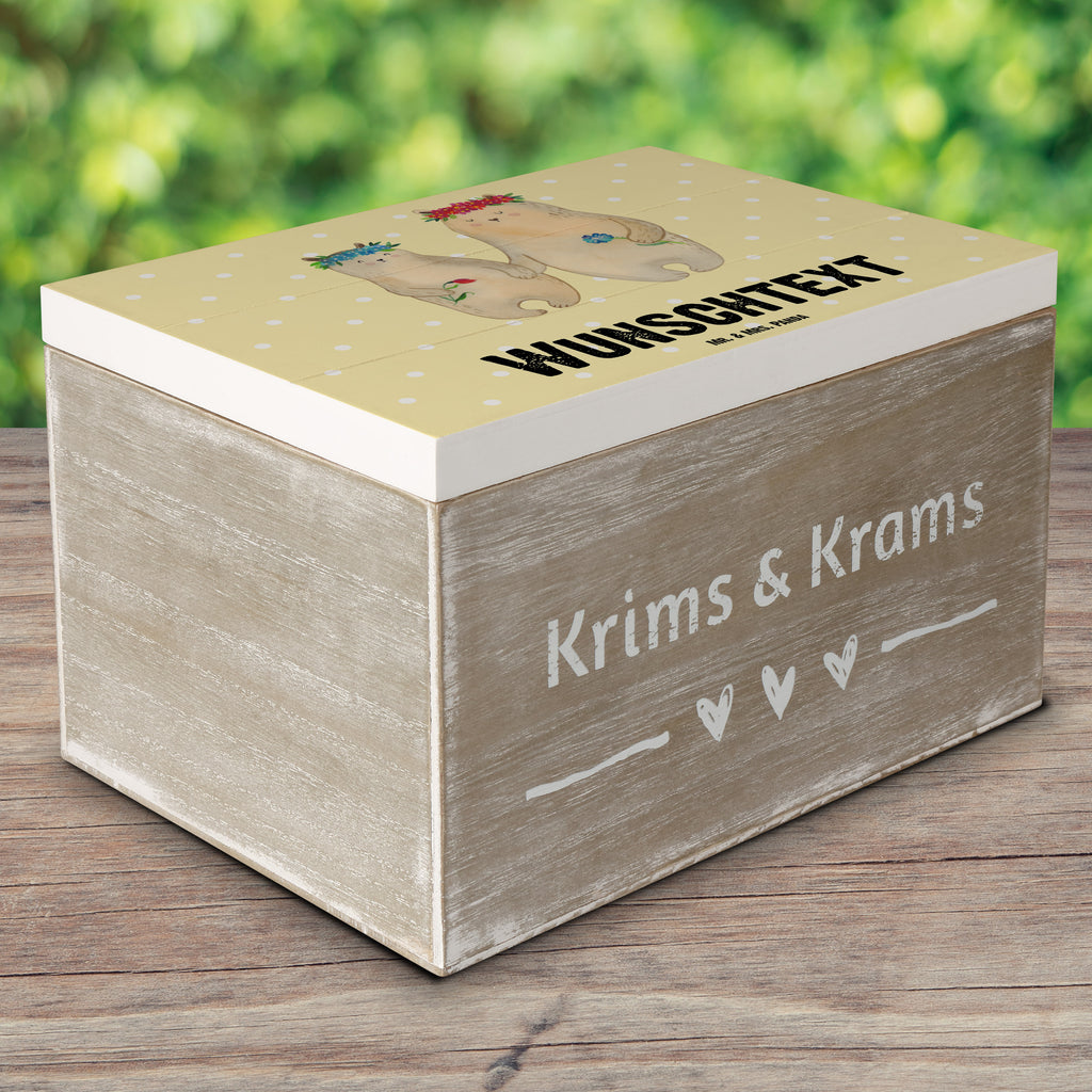 Personalisierte Holzkiste Bären mit Blumenkranz Holzkiste mit Namen, Kiste mit Namen, Schatzkiste mit Namen, Truhe mit Namen, Schatulle mit Namen, Erinnerungsbox mit Namen, Erinnerungskiste, mit Namen, Dekokiste mit Namen, Aufbewahrungsbox mit Namen, Holzkiste Personalisiert, Kiste Personalisiert, Schatzkiste Personalisiert, Truhe Personalisiert, Schatulle Personalisiert, Erinnerungsbox Personalisiert, Erinnerungskiste Personalisiert, Dekokiste Personalisiert, Aufbewahrungsbox Personalisiert, Geschenkbox personalisiert, GEschenkdose personalisiert, Familie, Vatertag, Muttertag, Bruder, Schwester, Mama, Papa, Oma, Opa, Bär, Bären, Mutter, Mutti, Mami, Lieblingsmensch, Lieblingsmama, beste Mutter, weltbeste Mama, Geschenk Mama. Muttertag, Tochter, Kind, Kinder, Töchter, Family, Vorbild