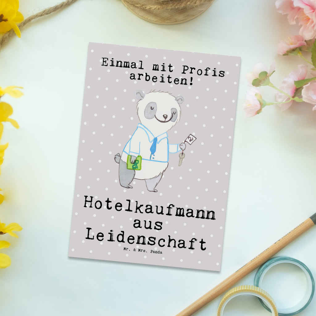 Postkarte Hotelkaufmann aus Leidenschaft Postkarte, Karte, Geschenkkarte, Grußkarte, Einladung, Ansichtskarte, Geburtstagskarte, Einladungskarte, Dankeskarte, Ansichtskarten, Einladung Geburtstag, Einladungskarten Geburtstag, Beruf, Ausbildung, Jubiläum, Abschied, Rente, Kollege, Kollegin, Geschenk, Schenken, Arbeitskollege, Mitarbeiter, Firma, Danke, Dankeschön, Hotelkaufmann, Hotelfachmann, Hotelfachangestellter, Hotelier, Hoteleröffnung