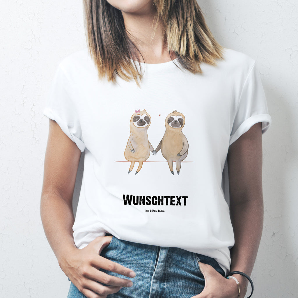 Personalisiertes T-Shirt Faultier Pärchen T-Shirt Personalisiert, T-Shirt mit Namen, T-Shirt mit Aufruck, Männer, Frauen, Wunschtext, Bedrucken, Faultier, Faultier Geschenk, Faultier Deko, Faultiere, faul, Lieblingstier, Liebe, Liebespaar, Faultierliebe, Faultierpärchen, verliebt, verlobt, gemeinsam, relaxen, Pärchen, Beziehung, Langsamkeit