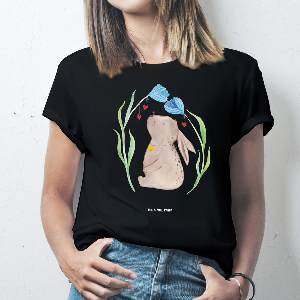 T-Shirt Standard Hase Blume T-Shirt, Shirt, Tshirt, Lustiges T-Shirt, T-Shirt mit Spruch, Party, Junggesellenabschied, Jubiläum, Geburstag, Herrn, Damen, Männer, Frauen, Schlafshirt, Nachthemd, Sprüche, Ostern, Osterhase, Ostergeschenke, Osternest, Osterdeko, Geschenke zu Ostern, Ostern Geschenk, Ostergeschenke Kinder, Ostern Kinder, Hase, Kaninchen, Kind, Taufe, Taufgeschenk, Geburt, Schwangerschaft, erstes Kind, Kindergeburtstag, Geburtstag, Hoffnung, Träume