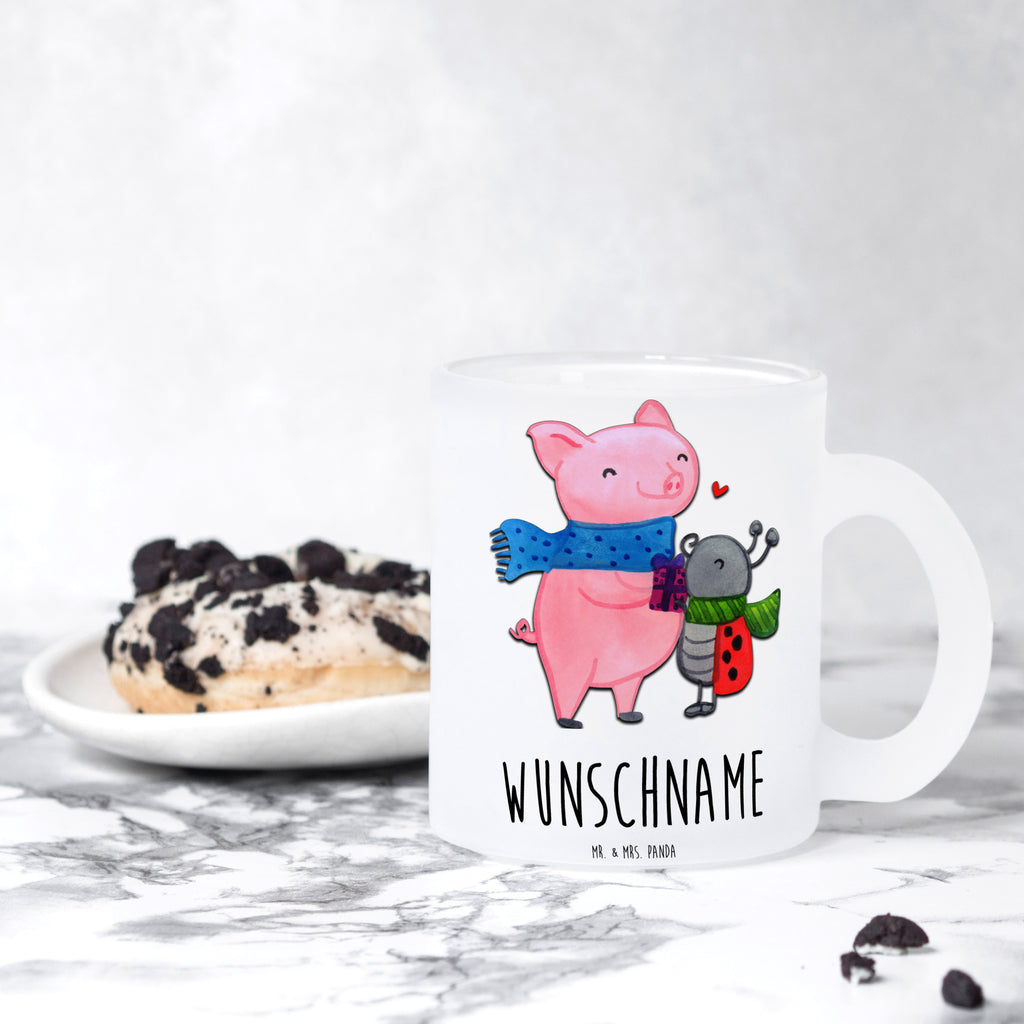 Personalisierte Teetasse Glühschwein Smörle Personalisierte Teetasse, Personalisiertes Teeglas, Personalisierter Teebecher, Personalisierte Glas Teetasse, Personalisierte Teetasse aus Glas, Teetasse mit Namen, Teeglas mit Namen, Teebecher mit Namen, Glas Teetasse mit Namen, Teetasse aus Glas mit Namen, Teetasse Wunschname, Teetasse selbst gestalten., Winter, Weihnachten, Weihnachtsdeko, Nikolaus, Advent, Heiligabend, Wintermotiv, Handgezeichnetes Glühschwein, Kreatives Glühschwein Design, Winterlicher Glühwein Spruch, Glühwein Liebhaber Geschenk, Herzliches Marienkäfer Motiv, Marienkäfer in Winterkleidung, Glühwein ist köstlich Spruch, Smörle der stolze Marienkäfer, Süßer Marienkäfer gibt Geschenk, Romantische Geschenkidee Glühwein