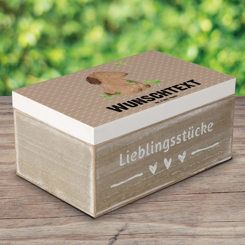 Personalisierte Holzkiste Hund Kleeblatt Holzkiste mit Namen, Kiste mit Namen, Schatzkiste mit Namen, Truhe mit Namen, Schatulle mit Namen, Erinnerungsbox mit Namen, Erinnerungskiste, mit Namen, Dekokiste mit Namen, Aufbewahrungsbox mit Namen, Holzkiste Personalisiert, Kiste Personalisiert, Schatzkiste Personalisiert, Truhe Personalisiert, Schatulle Personalisiert, Erinnerungsbox Personalisiert, Erinnerungskiste Personalisiert, Dekokiste Personalisiert, Aufbewahrungsbox Personalisiert, Geschenkbox personalisiert, GEschenkdose personalisiert, Hund, Hundemotiv, Haustier, Hunderasse, Tierliebhaber, Hundebesitzer, Sprüche, Kleeblatt, Glück, Tagträume, Motivation, Neuanfang, Geschenk, Glücksbringer, Selbstliebe, Achtsamkeit