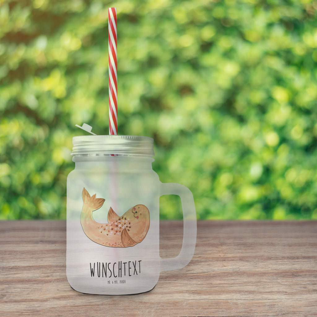 Personalisiertes Trinkglas Mason Jar Robbe Liegen Personalisiertes Mason Jar, Personalisiertes Glas, Personalisiertes Trinkglas, Personalisiertes Henkelglas, Personalisiertes Sommerglas, Personalisiertes Einmachglas, Personalisiertes Cocktailglas, Personalisiertes Cocktail-Glas, mit Namen, Wunschtext, Wunschnamen, Mason Jar selbst bedrucken, Wunschglas mit Namen, Bedrucktes Trinkglas, Geschenk mit Namen, Tiermotive, Gute Laune, lustige Sprüche, Tiere, Robbe, Robben, Seehund, Strand, Meerestier, Ostsee, Nordsee, Lachen, Freude