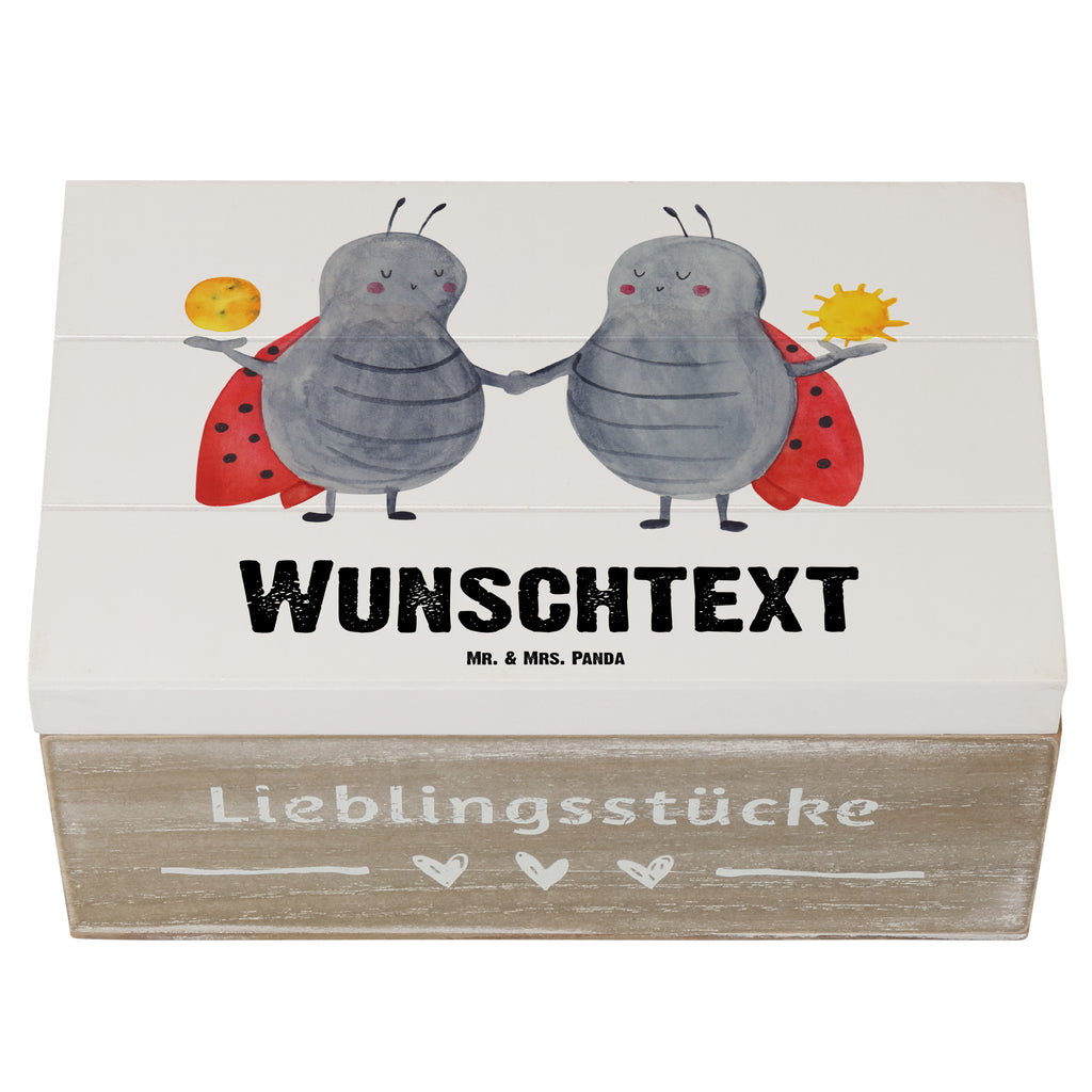 Personalisierte Holzkiste Sternzeichen Zwilling Holzkiste mit Namen, Kiste mit Namen, Schatzkiste mit Namen, Truhe mit Namen, Schatulle mit Namen, Erinnerungsbox mit Namen, Erinnerungskiste, mit Namen, Dekokiste mit Namen, Aufbewahrungsbox mit Namen, Holzkiste Personalisiert, Kiste Personalisiert, Schatzkiste Personalisiert, Truhe Personalisiert, Schatulle Personalisiert, Erinnerungsbox Personalisiert, Erinnerungskiste Personalisiert, Dekokiste Personalisiert, Aufbewahrungsbox Personalisiert, Geschenkbox personalisiert, GEschenkdose personalisiert, Tierkreiszeichen, Sternzeichen, Horoskop, Astrologie, Aszendent, Zwillinge, Zwilling Geschenk, Zwilling Sternzeichen, Geburtstag Mai, Geschenk Mai, Geschenk Juni, Marienkäfer, Glückskäfer, Zwillingsbruder, Zwillingsschwester