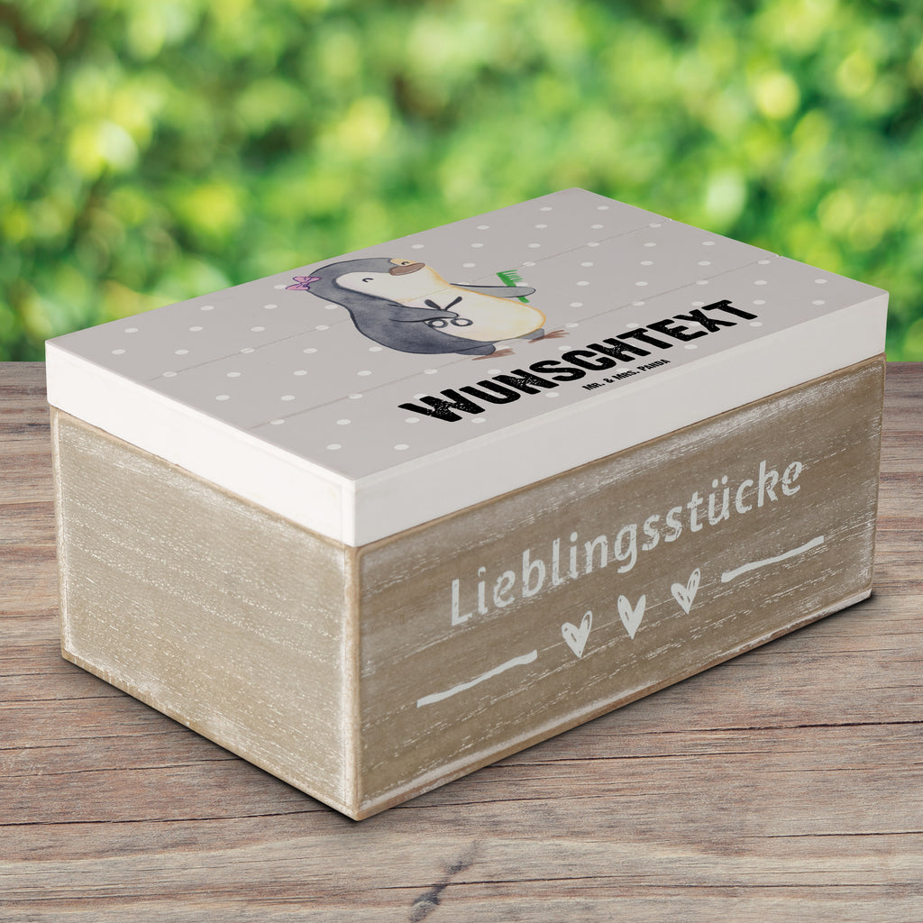 Personalisierte Holzkiste Friseurin Herz Holzkiste mit Namen, Kiste mit Namen, Schatzkiste mit Namen, Truhe mit Namen, Schatulle mit Namen, Erinnerungsbox mit Namen, Erinnerungskiste, mit Namen, Dekokiste mit Namen, Aufbewahrungsbox mit Namen, Holzkiste Personalisiert, Kiste Personalisiert, Schatzkiste Personalisiert, Truhe Personalisiert, Schatulle Personalisiert, Erinnerungsbox Personalisiert, Erinnerungskiste Personalisiert, Dekokiste Personalisiert, Aufbewahrungsbox Personalisiert, Geschenkbox personalisiert, GEschenkdose personalisiert, Beruf, Ausbildung, Jubiläum, Abschied, Rente, Kollege, Kollegin, Geschenk, Schenken, Arbeitskollege, Mitarbeiter, Firma, Danke, Dankeschön, Frisörin, Haarstylistin, Frisörbesuch, Friseursalon, Eröffnung Friseur