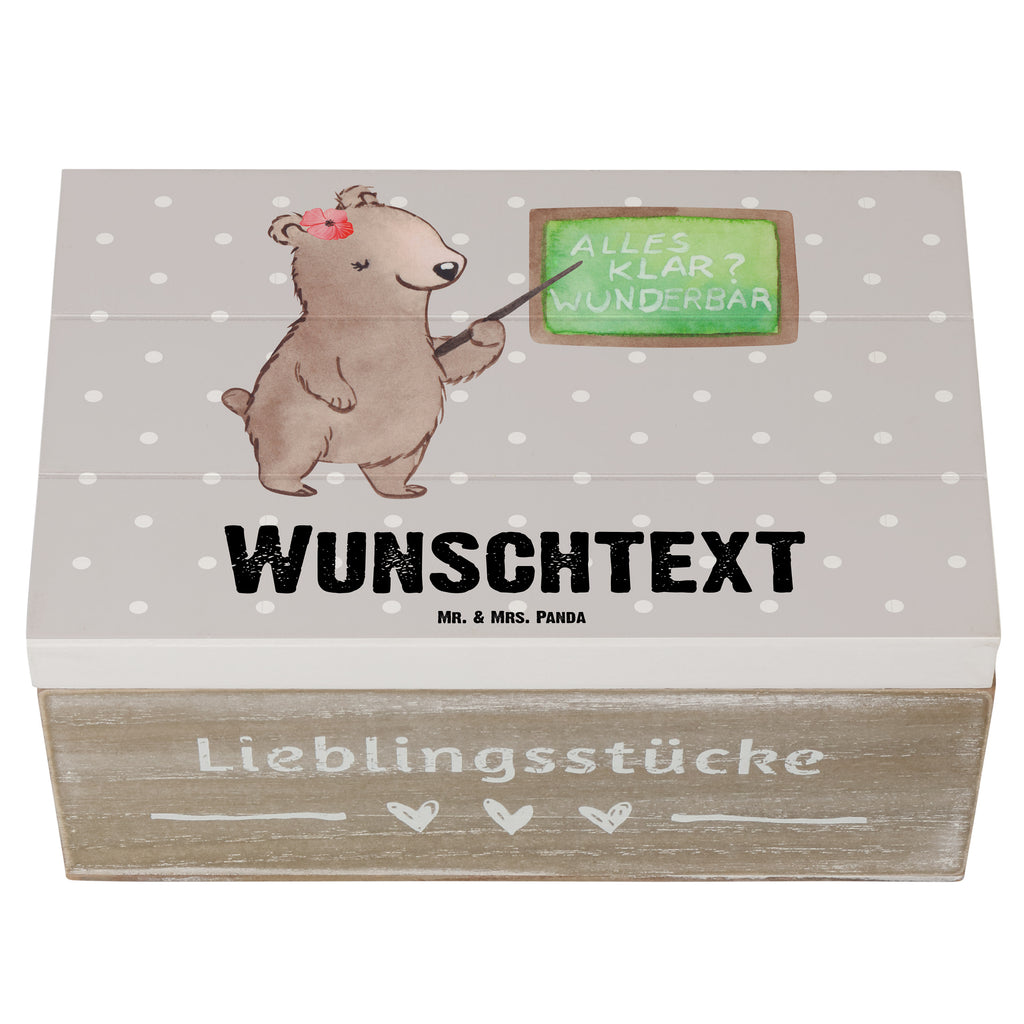 Personalisierte Holzkiste Deutschlehrerin Herz Holzkiste mit Namen, Kiste mit Namen, Schatzkiste mit Namen, Truhe mit Namen, Schatulle mit Namen, Erinnerungsbox mit Namen, Erinnerungskiste, mit Namen, Dekokiste mit Namen, Aufbewahrungsbox mit Namen, Holzkiste Personalisiert, Kiste Personalisiert, Schatzkiste Personalisiert, Truhe Personalisiert, Schatulle Personalisiert, Erinnerungsbox Personalisiert, Erinnerungskiste Personalisiert, Dekokiste Personalisiert, Aufbewahrungsbox Personalisiert, Geschenkbox personalisiert, GEschenkdose personalisiert, Beruf, Ausbildung, Jubiläum, Abschied, Rente, Kollege, Kollegin, Geschenk, Schenken, Arbeitskollege, Mitarbeiter, Firma, Danke, Dankeschön, Deutschlehrerin, Deutschunterricht, Schule, Grundschule