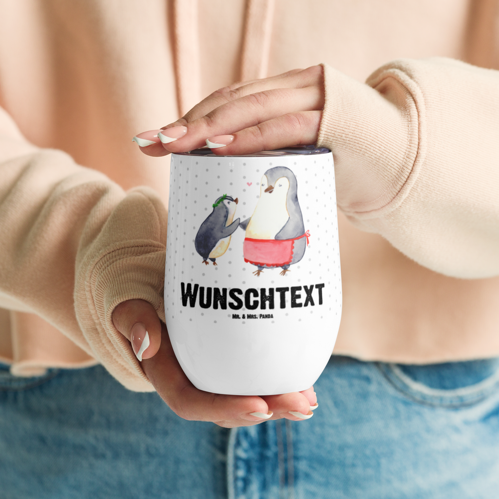 Personalisierter Weinbecher Pinguin mit Kind Personalisierter Weinbecher, Personalisierter Glühwein Becher, Heißgetränke, Personalisierter Trinkbecher, Personalisierter Weinkelch, Personalisiertes Weingläser, hochwertiger Weinbecher, Weinbecher Reisen, Weinbecher unterwegs, Personalisertes Sommerglas, mit Namen, Wunschtext, Personalisierung, selbst bedrucken, Personalisiertes Weinglas, Familie, Vatertag, Muttertag, Bruder, Schwester, Mama, Papa, Oma, Opa, Geschenk, Mami, Mutti, Mutter, Geburststag